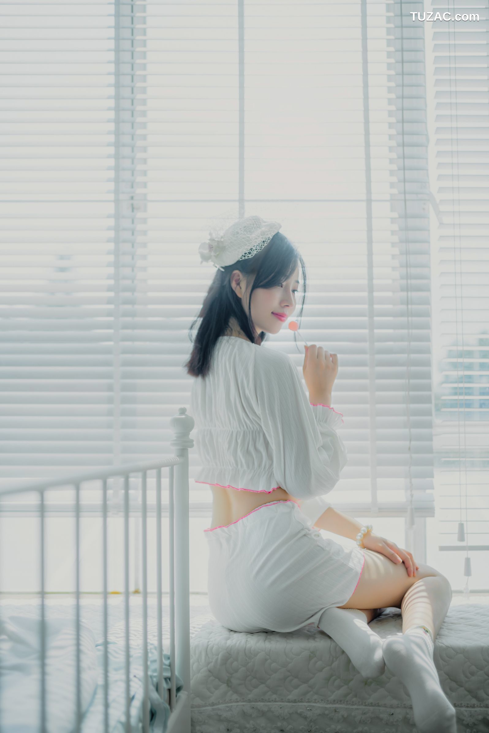 年年-爱吃棒棒糖的少女