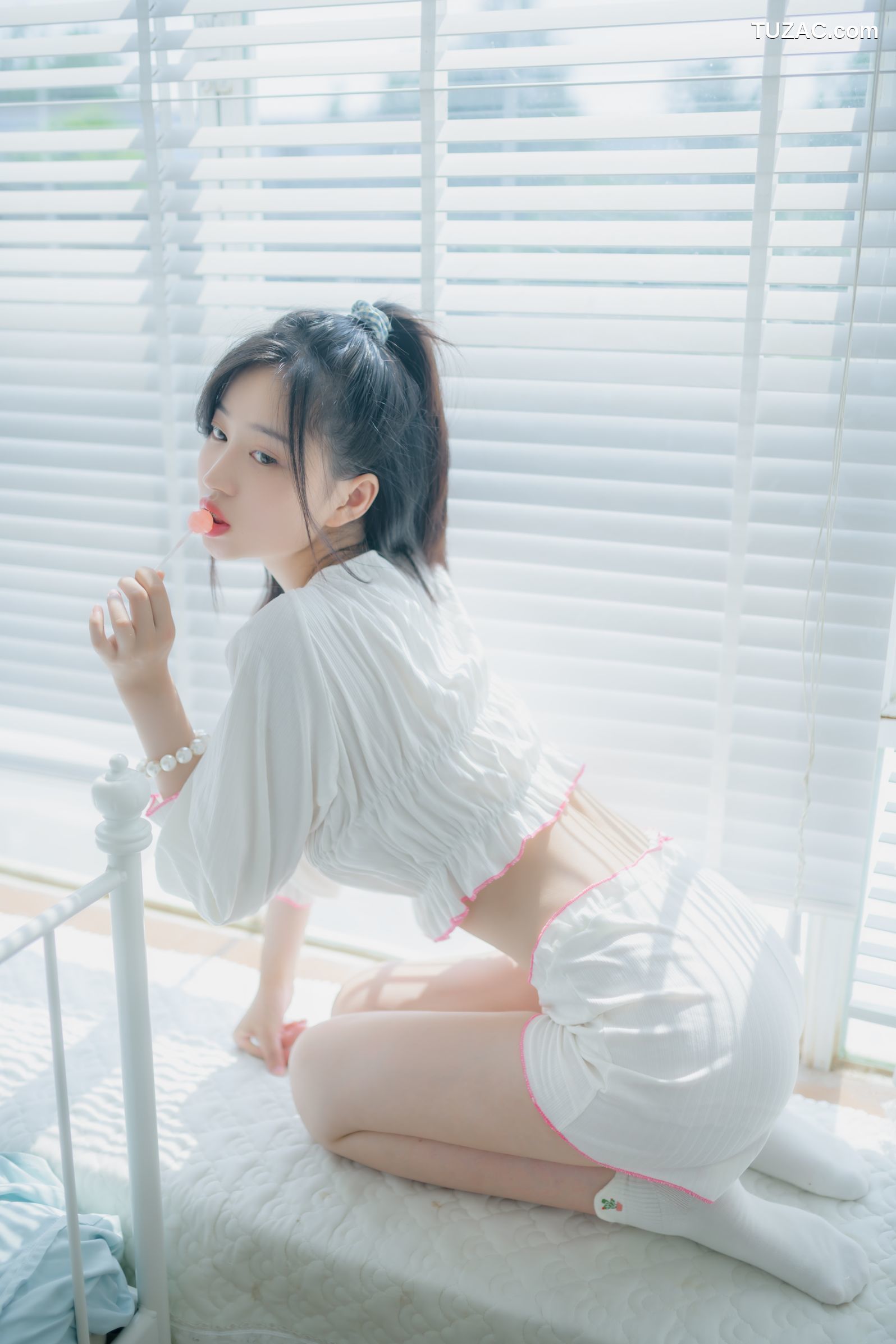 年年-爱吃棒棒糖的少女