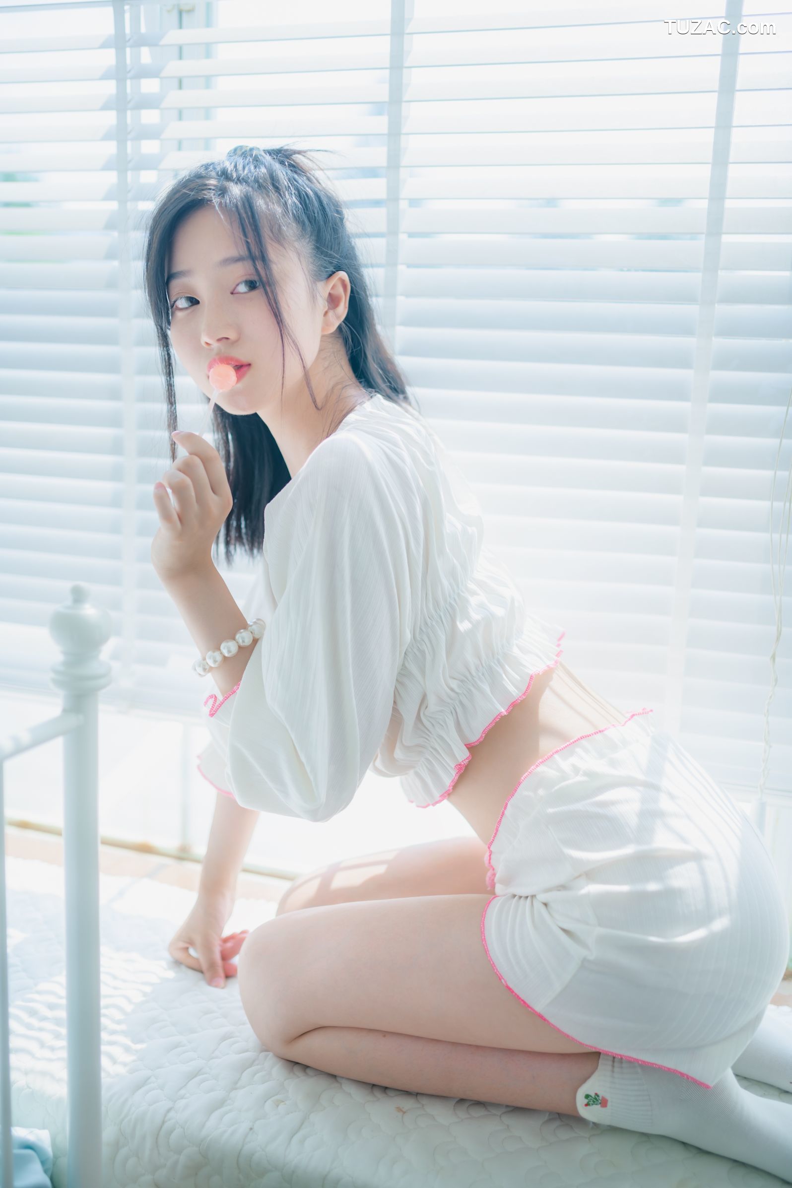 年年-爱吃棒棒糖的少女