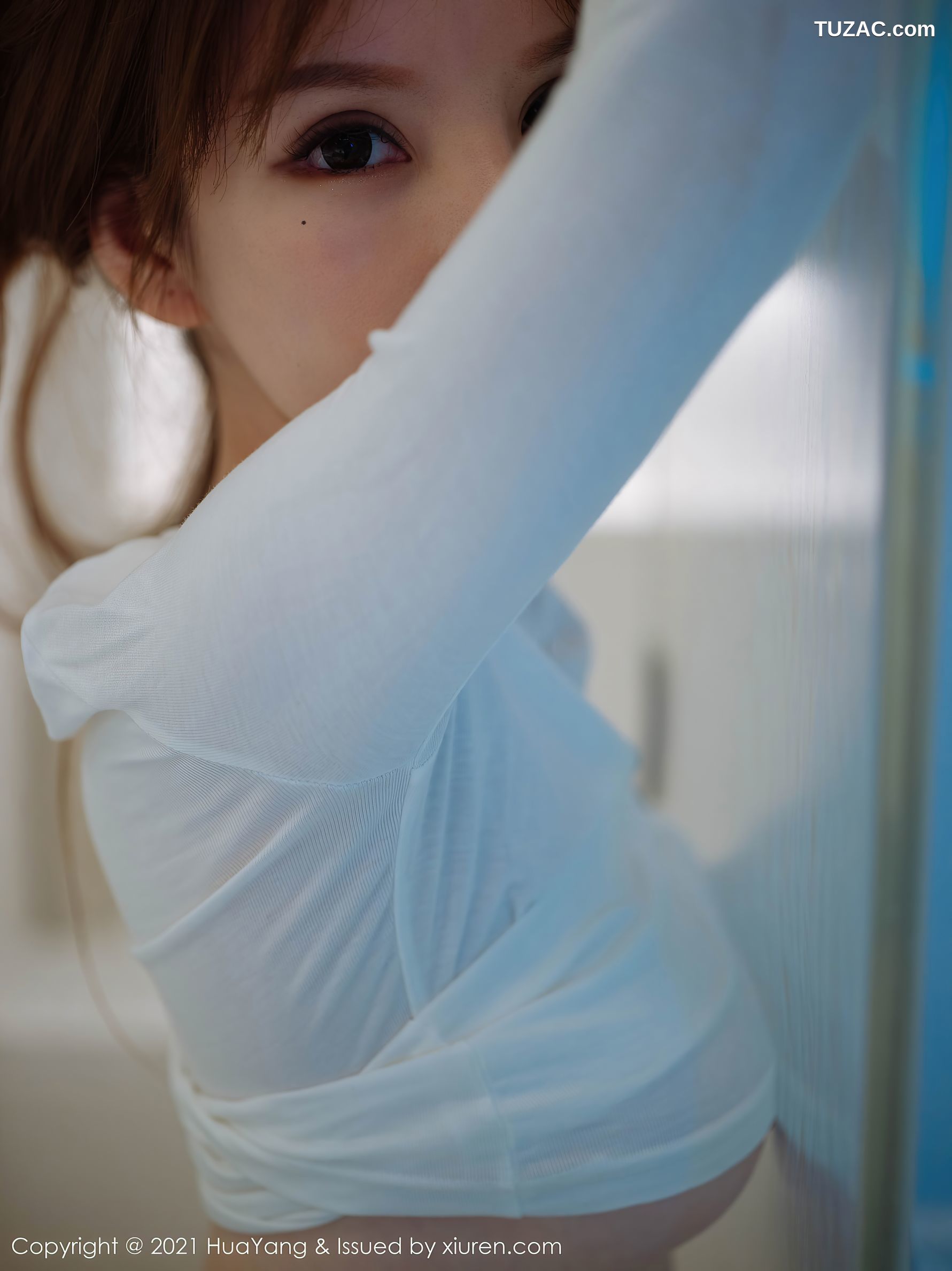 HuaYang花漾-357-周于希-白T牛仔裤凸点