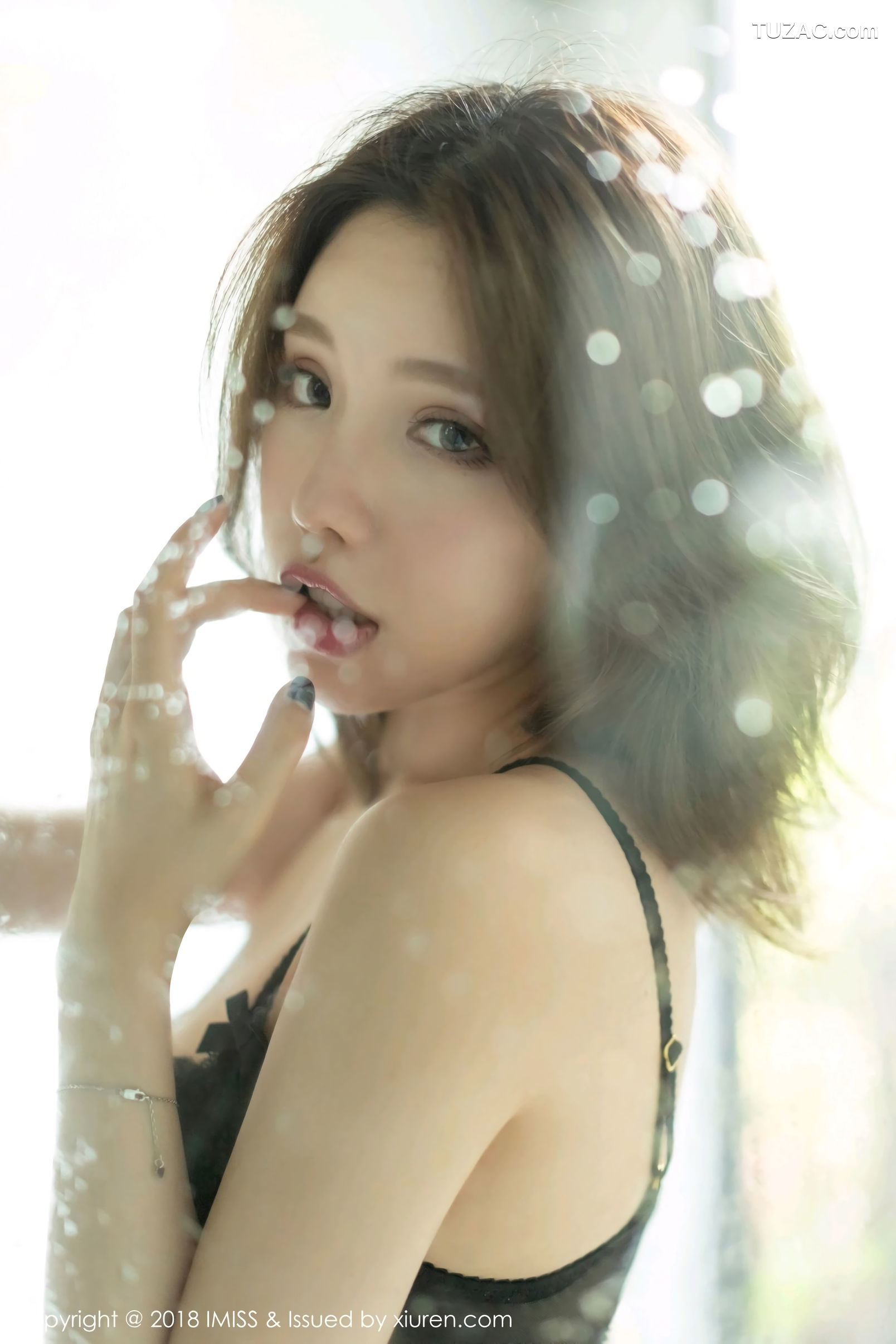 IMiss爱蜜社-303-黄楽然-美胸翘臀丝袜美腿诱惑