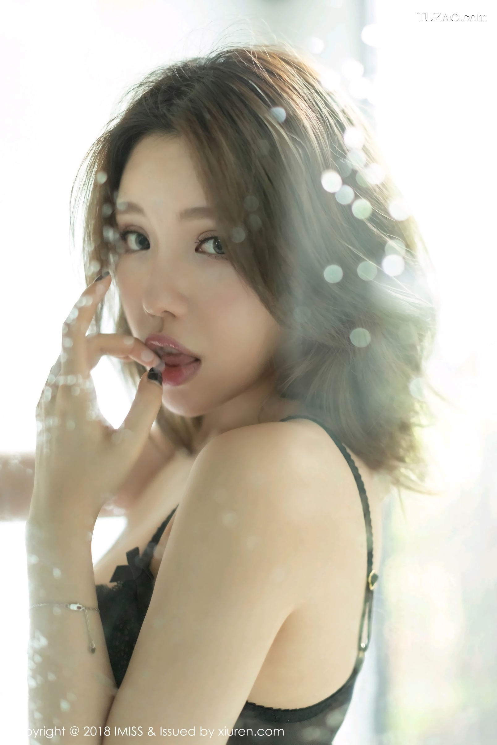 IMiss爱蜜社-303-黄楽然-美胸翘臀丝袜美腿诱惑