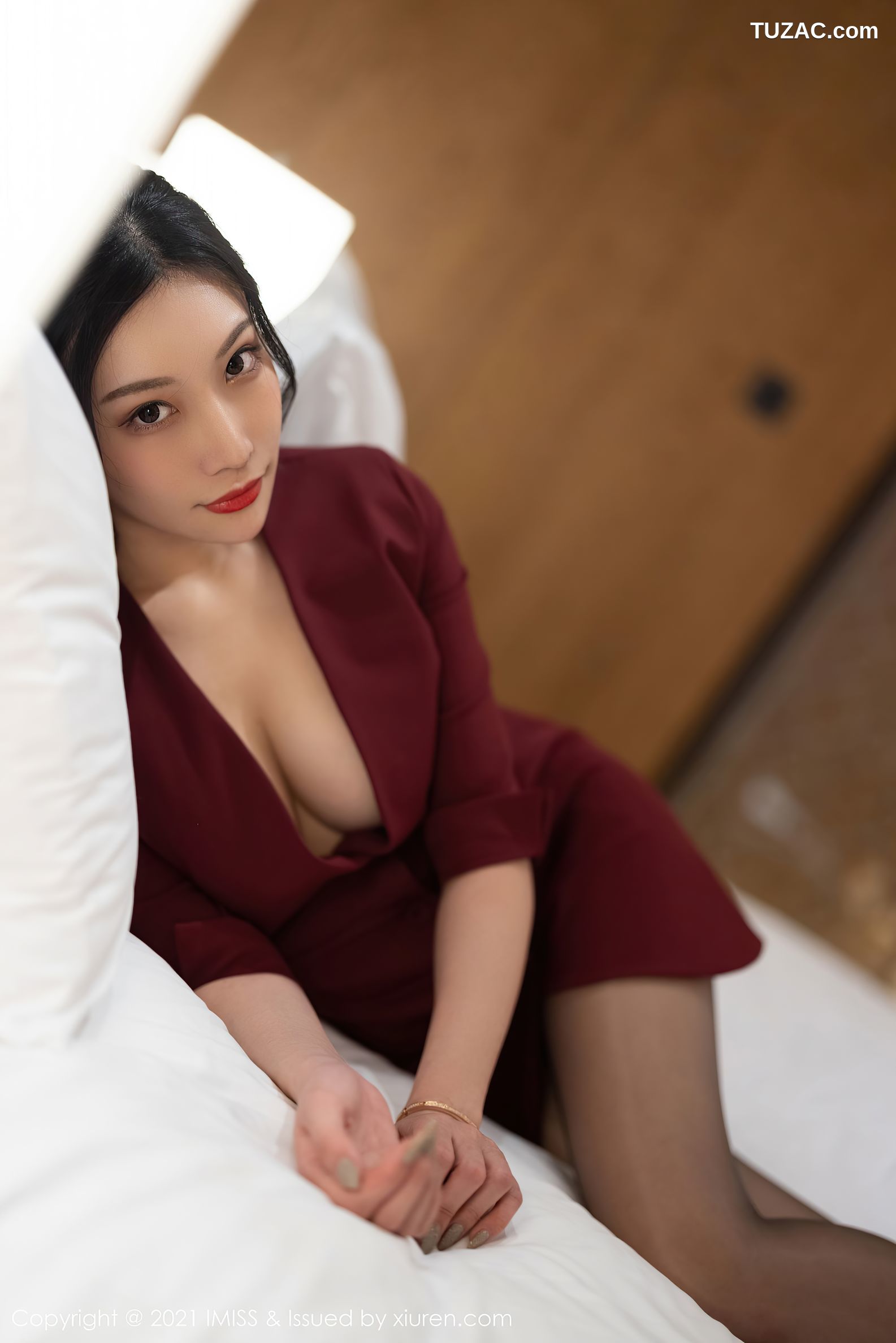 IMiss爱蜜社-598-小狐狸Kathryn-猩红色外套黑丝-2021.06.02