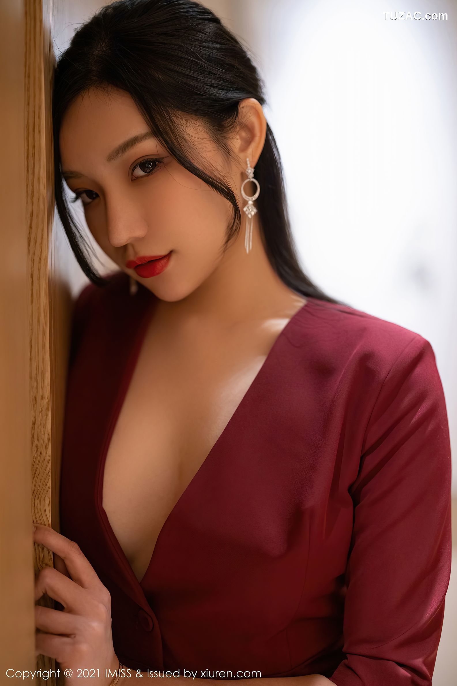 IMiss爱蜜社-598-小狐狸Kathryn-猩红色外套黑丝-2021.06.02