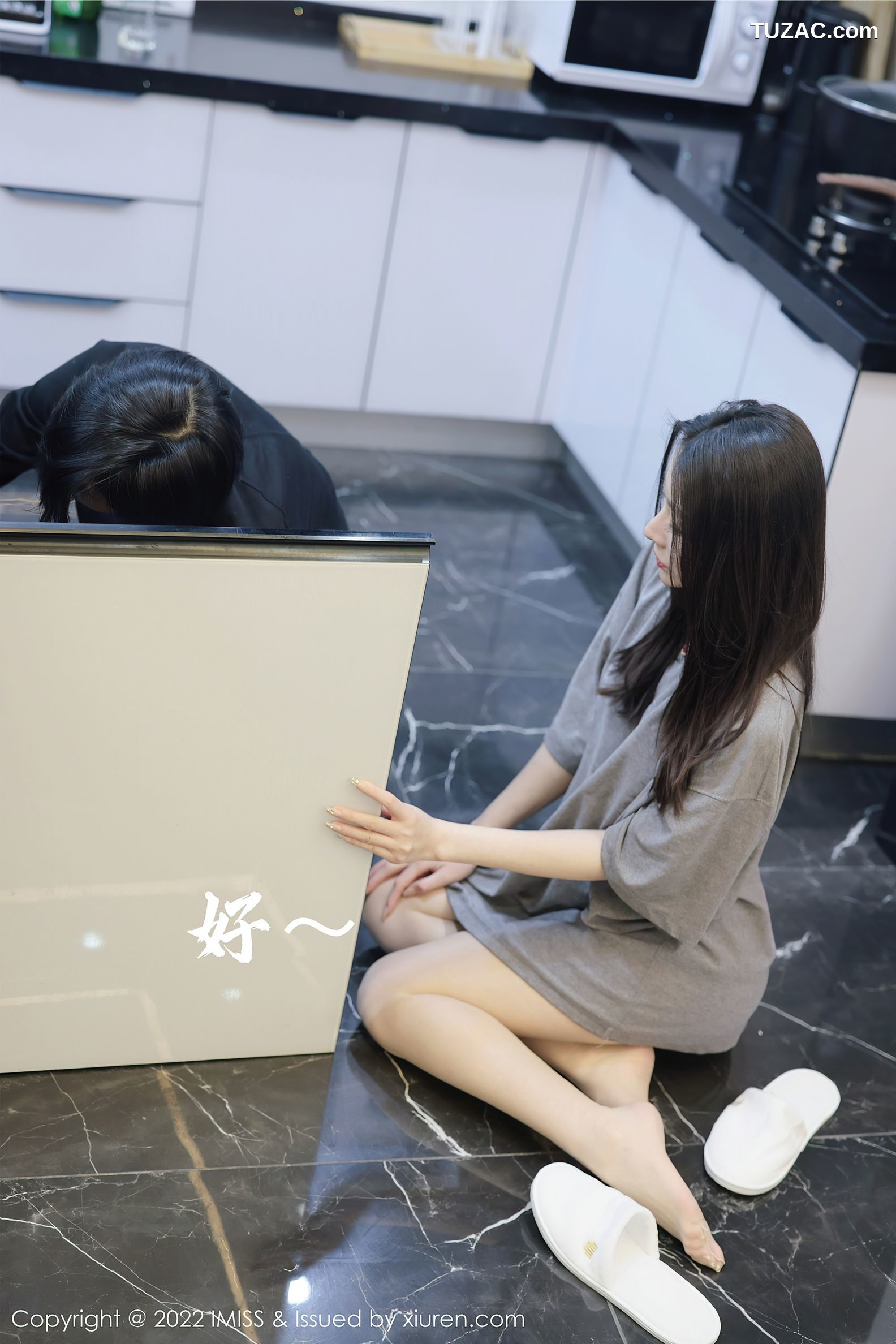 IMiss爱蜜社-667-逗逗Doudou-剧情主题休闲灰色长T恤肉丝-2022.02.22