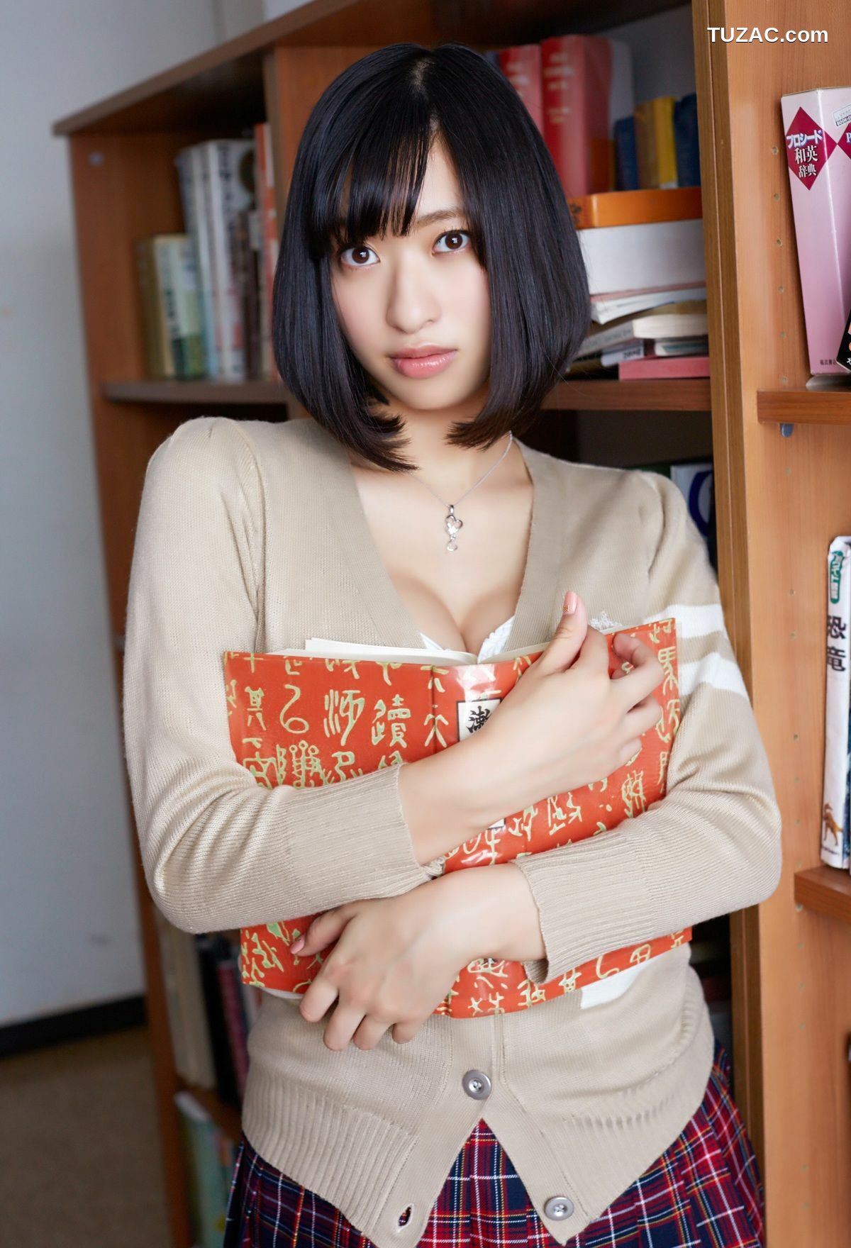 PB写真集_倉持由香《尻系女子》解禁グラビア  [75P]