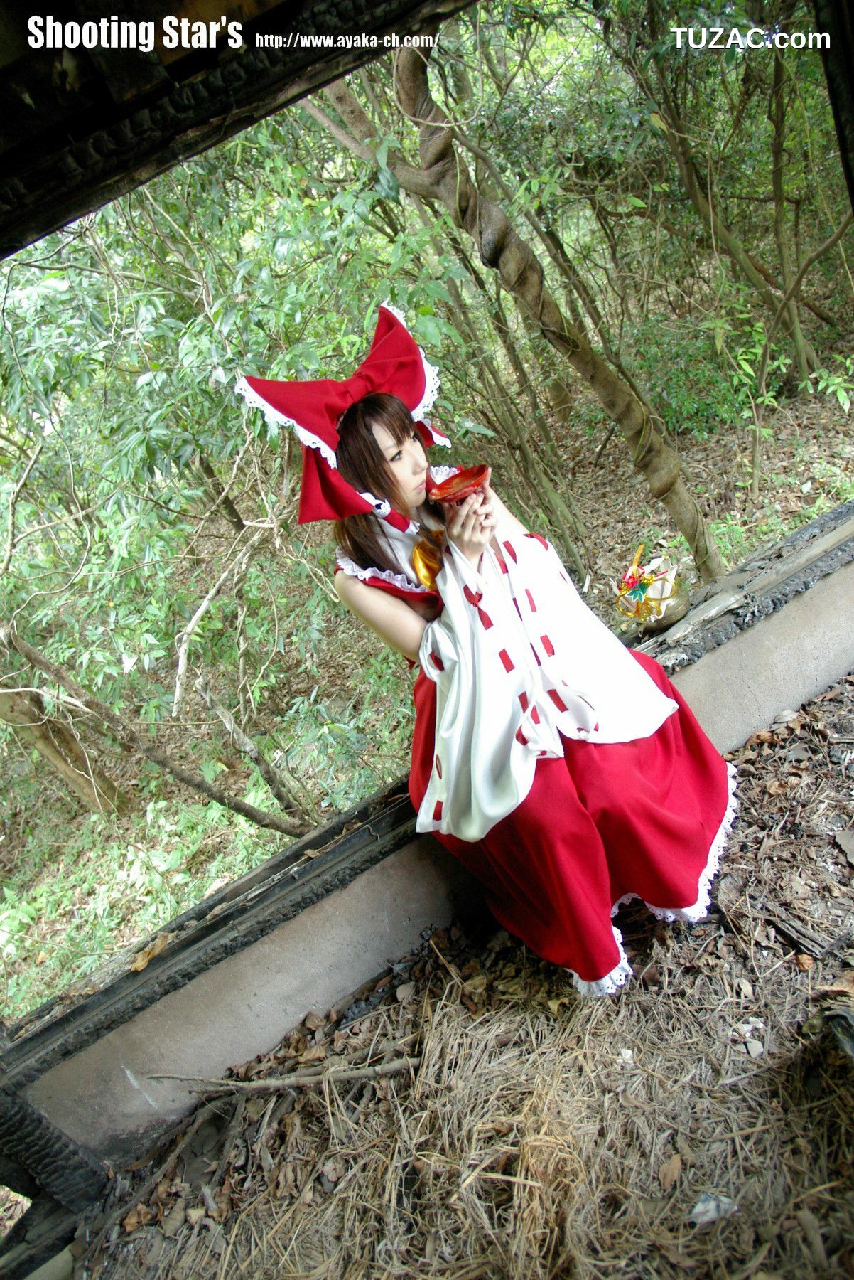 日本CosPlay_绫香 (Saku サク) 《東方Project》博麗霊夢 Reimu Hakurei 写真集