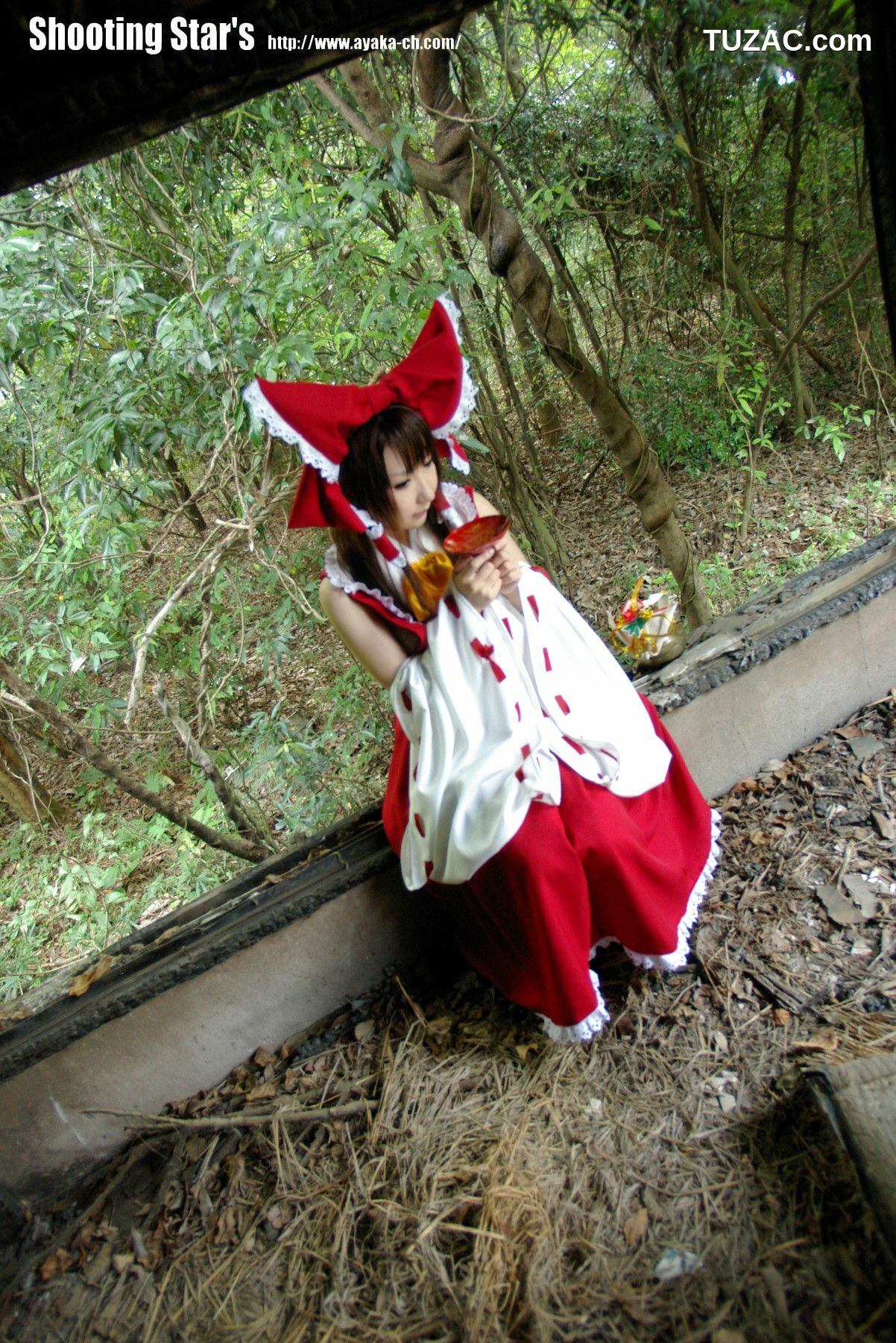 日本CosPlay_绫香 (Saku サク) 《東方Project》博麗霊夢 Reimu Hakurei 写真集