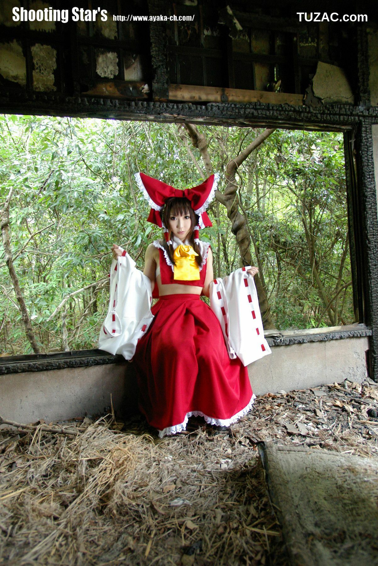 日本CosPlay_绫香 (Saku サク) 《東方Project》博麗霊夢 Reimu Hakurei 写真集