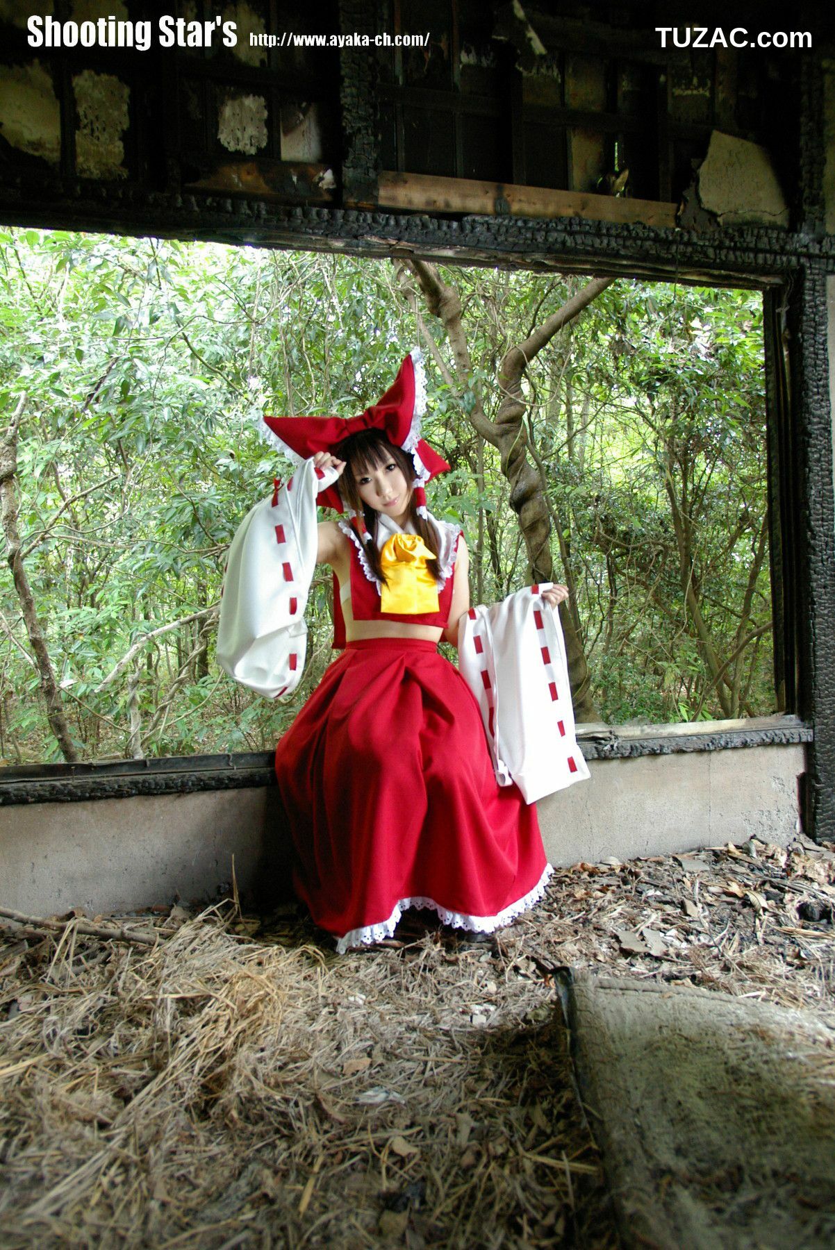 日本CosPlay_绫香 (Saku サク) 《東方Project》博麗霊夢 Reimu Hakurei 写真集