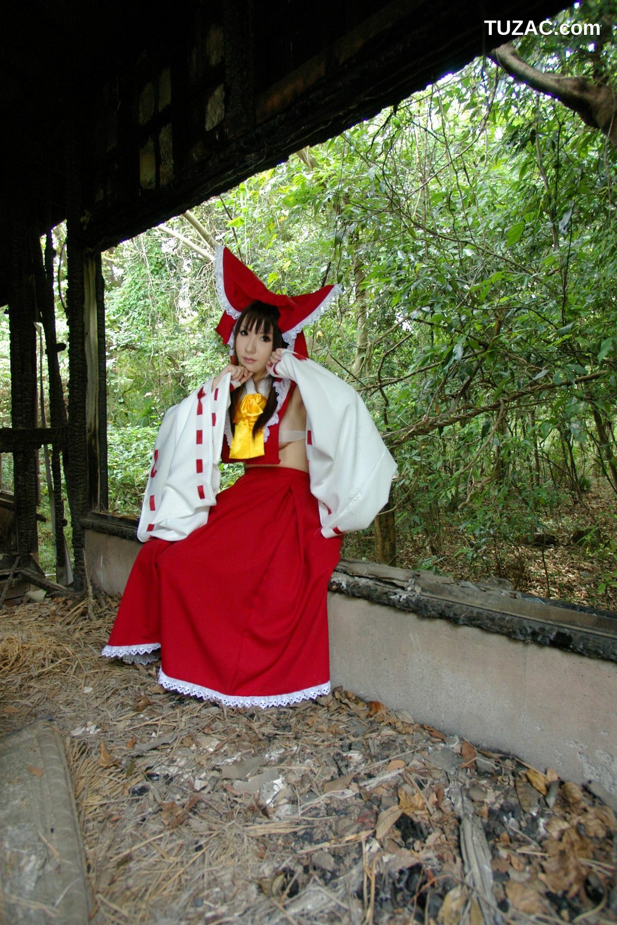日本CosPlay_绫香 (Saku サク) 《東方Project》博麗霊夢 Reimu Hakurei 写真集