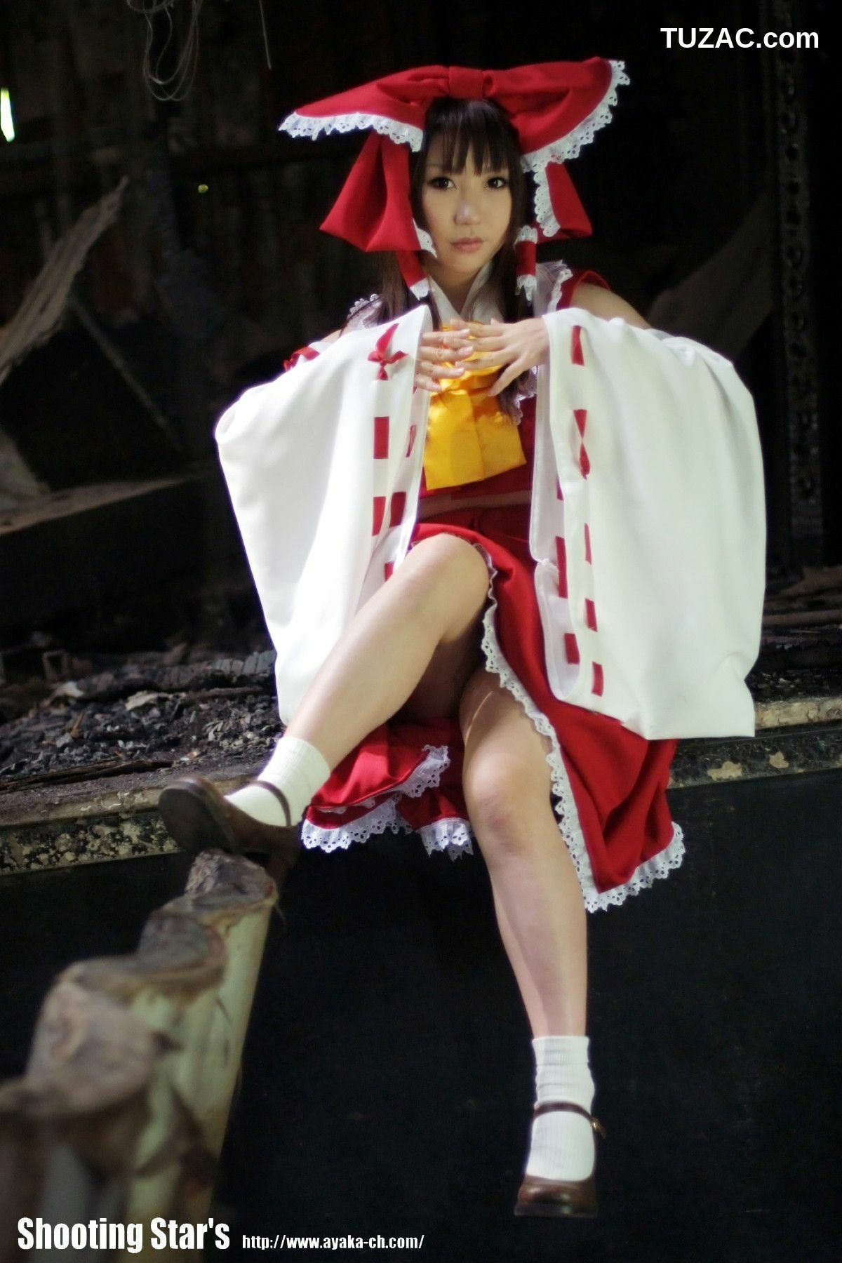 日本CosPlay_绫香 (Saku サク) 《東方Project》博麗霊夢 Reimu Hakurei 写真集