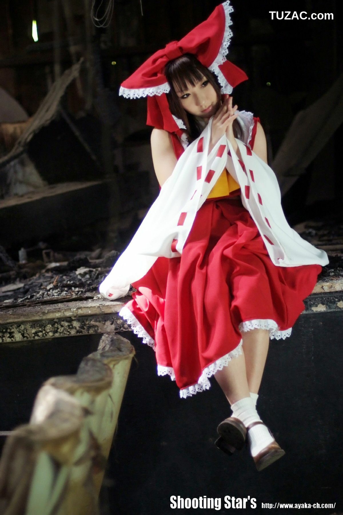 日本CosPlay_绫香 (Saku サク) 《東方Project》博麗霊夢 Reimu Hakurei 写真集
