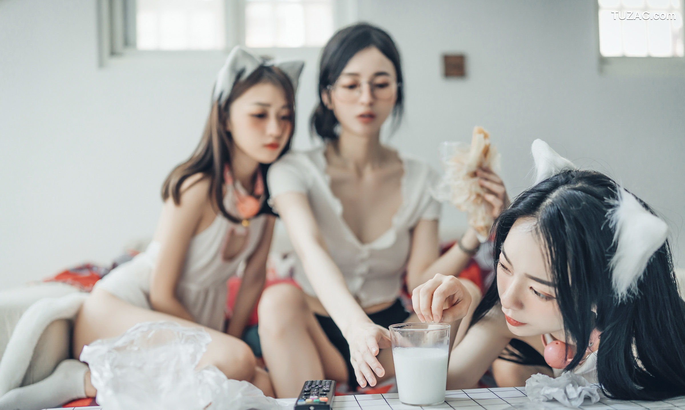 JVID-辰辰-妍妍-飘飘-宅女与猫咪的同居性生活-超赤裸饲养性爱日记