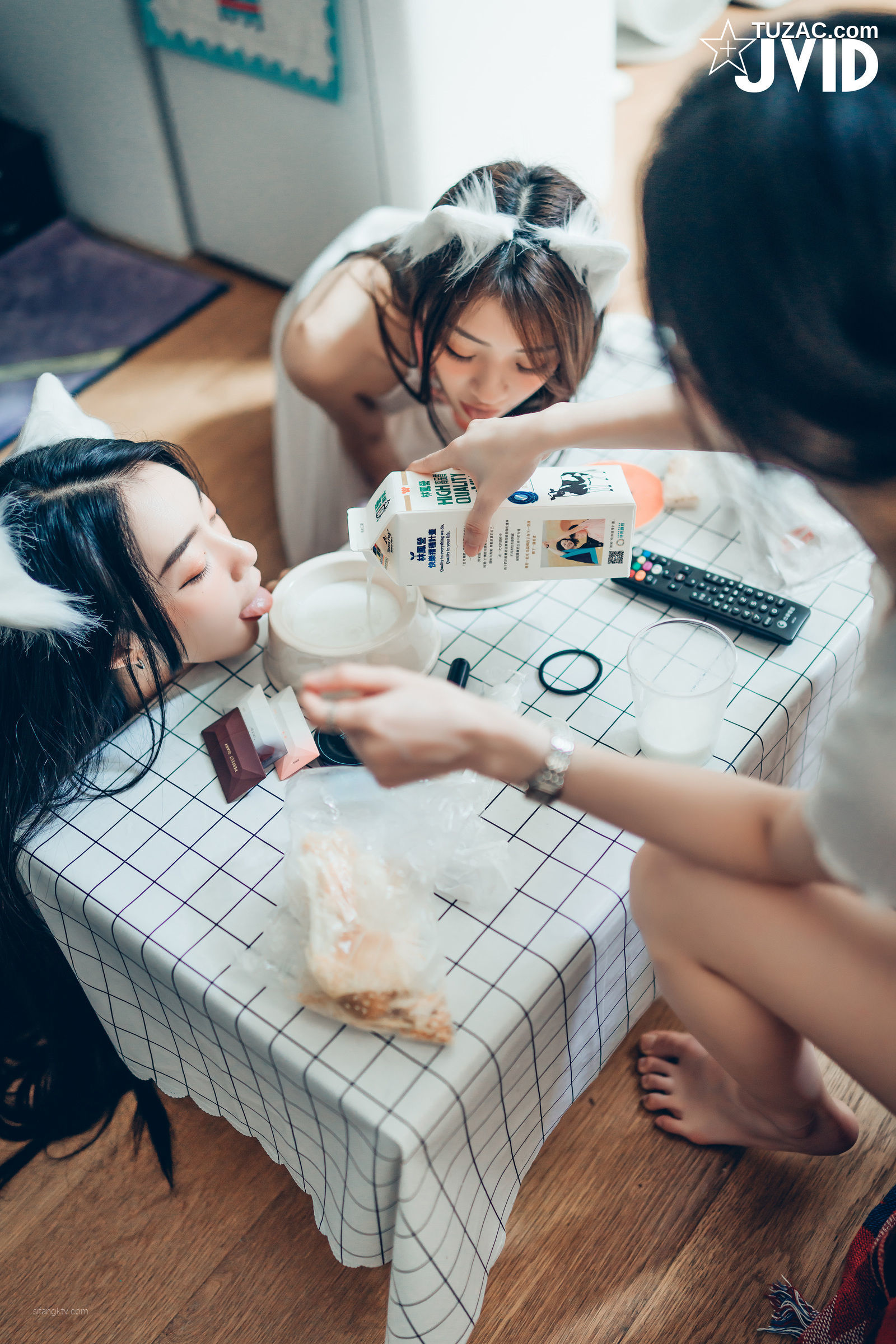 JVID-辰辰-妍妍-飘飘-宅女与猫咪的同居性生活-超赤裸饲养性爱日记