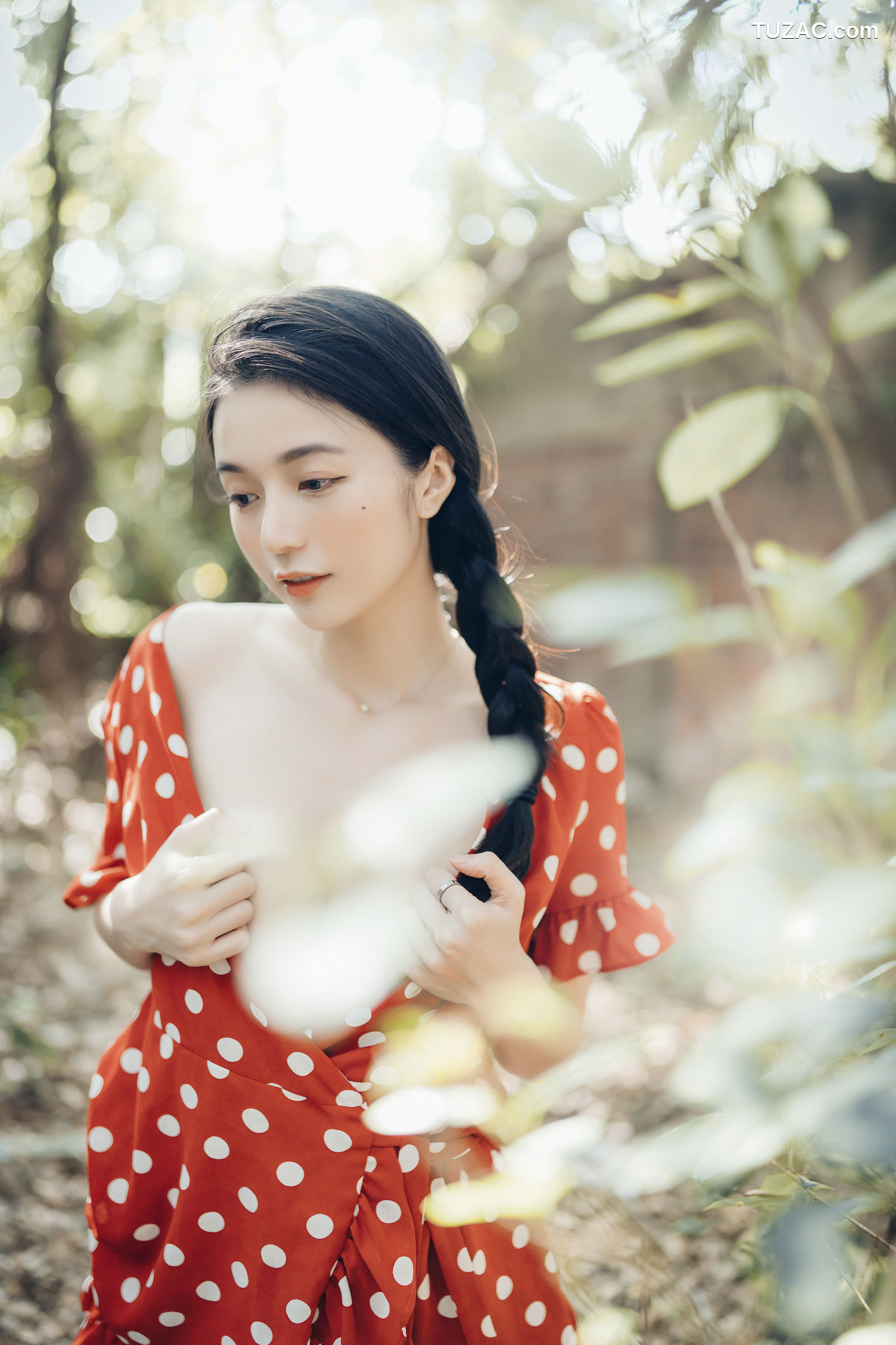 JVID-辰辰-野外露出初体验-红衣透明内裤-裸上身吊带裤-透明白色罩衫-2021.11.09