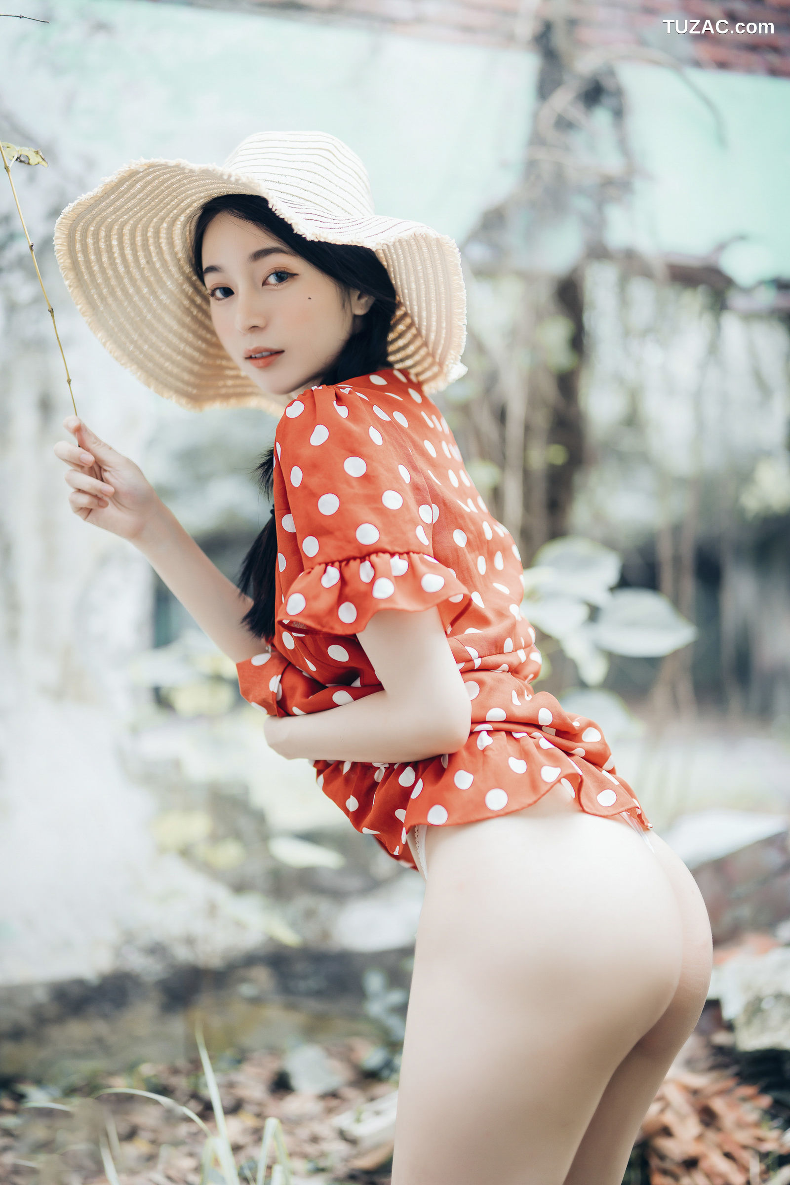 JVID-辰辰-野外露出初体验-红衣透明内裤-裸上身吊带裤-透明白色罩衫-2021.11.09