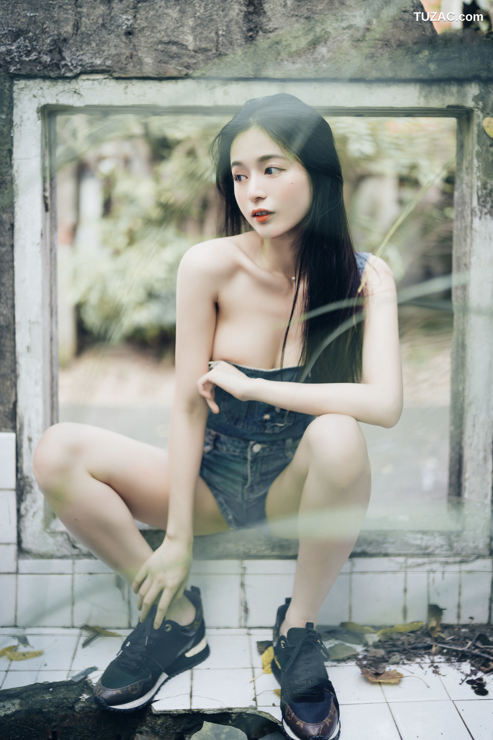 JVID-辰辰-野外露出初体验-红衣透明内裤-裸上身吊带裤-透明白色罩衫-2021.11.09