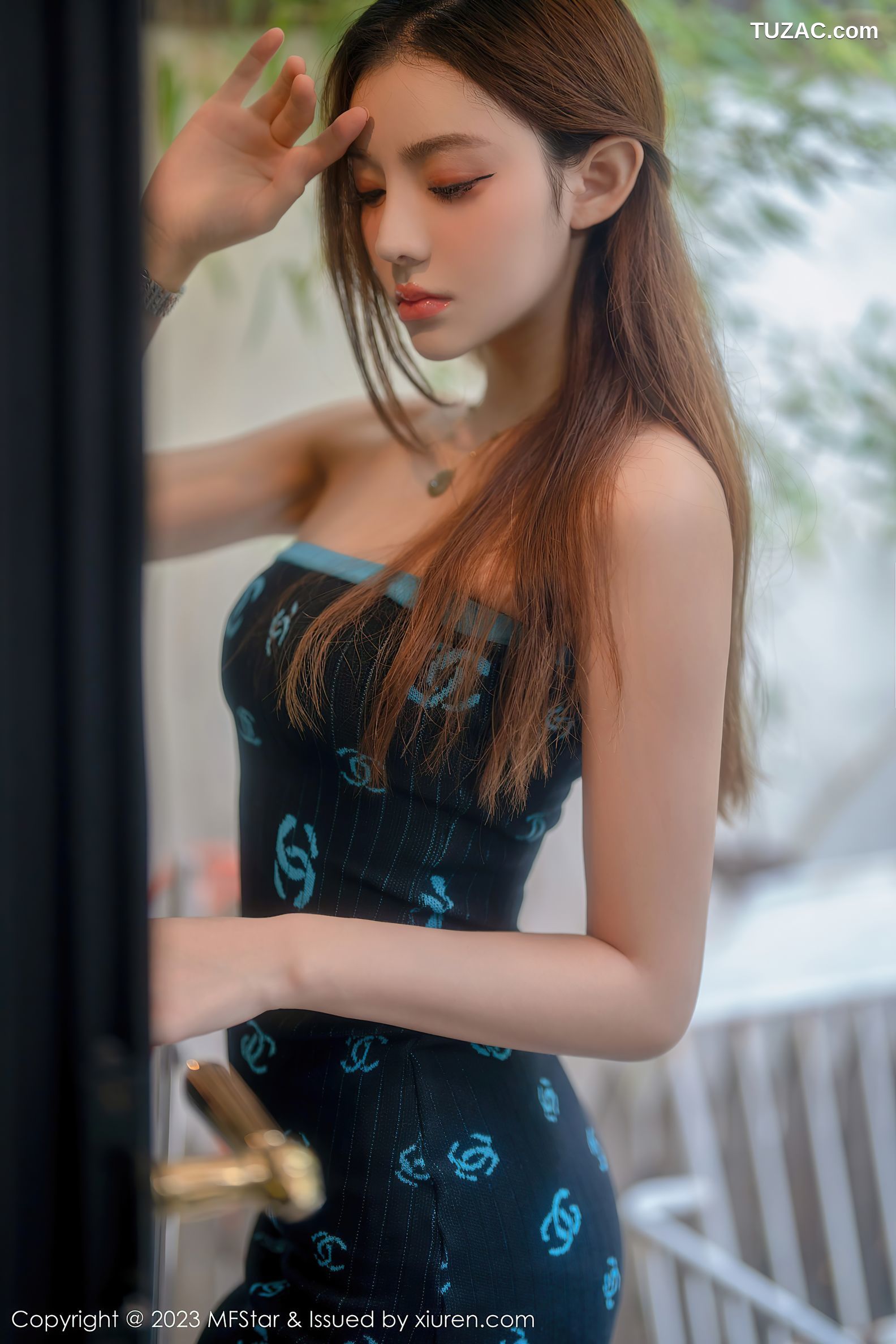 MFStar模范学院-586-加朵babe-深色露肩连衣短裙