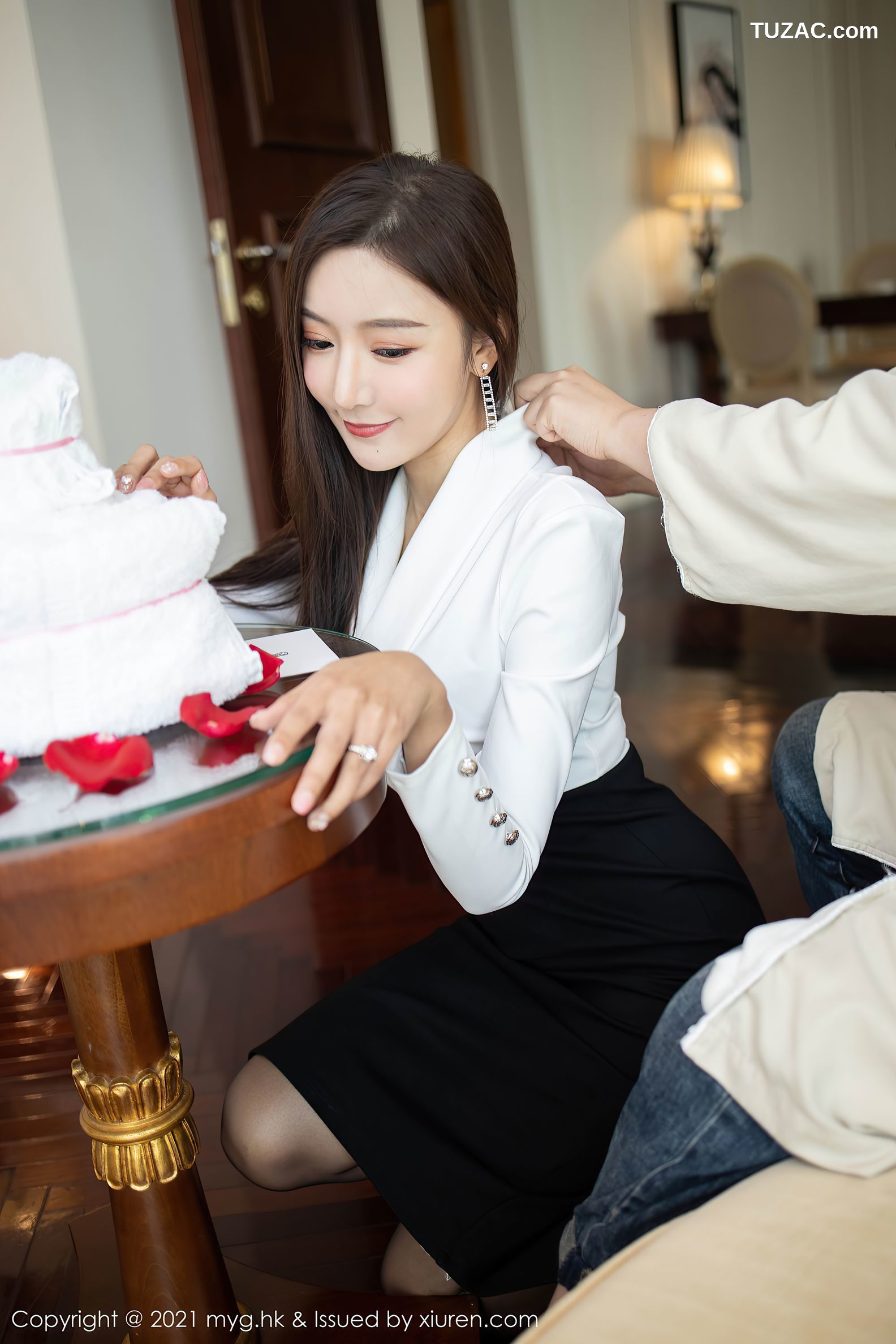 MyGirl美媛馆-492-王馨瑶-上司过生日主题黑裙黑丝裤袜-2021.02.23