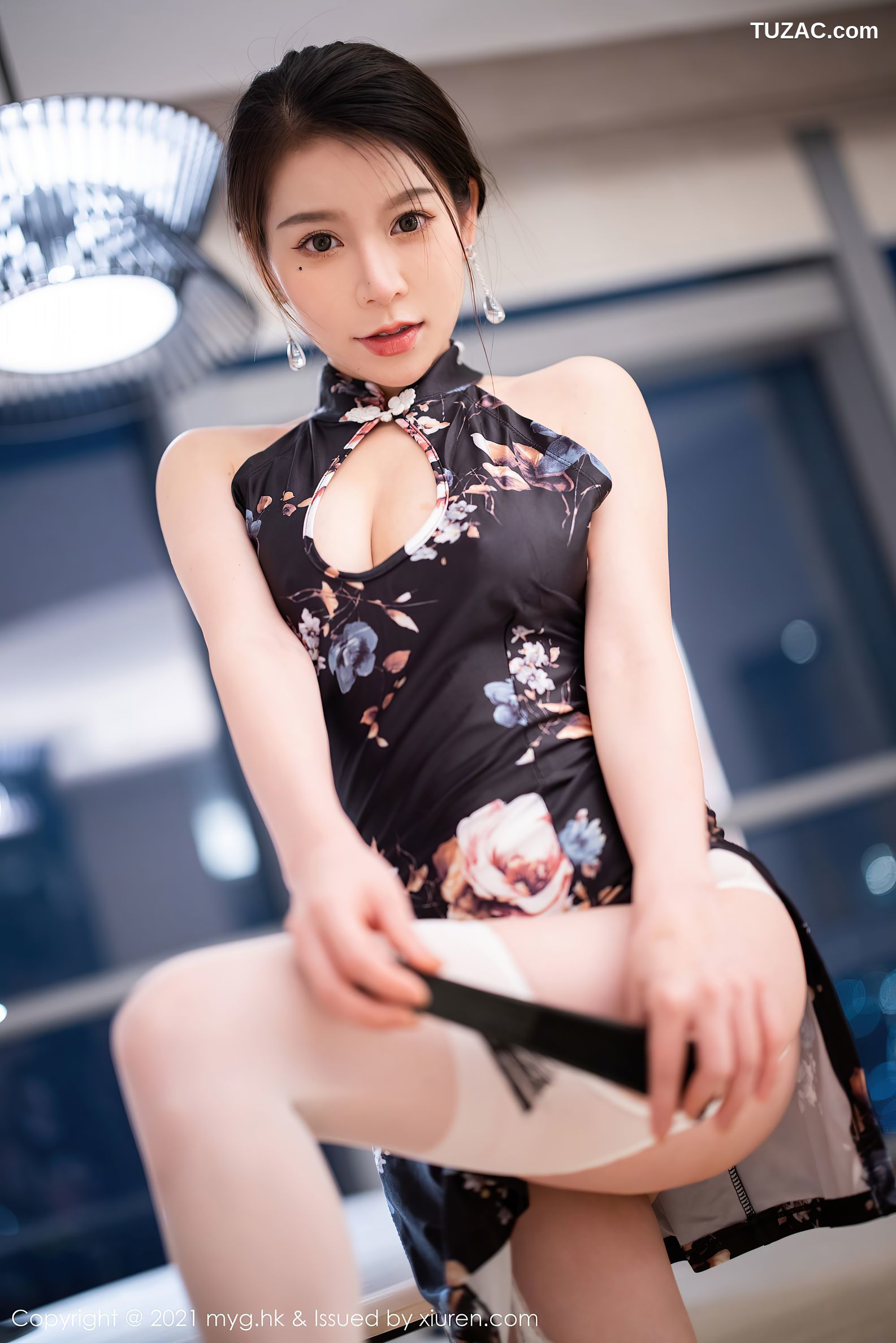 MyGirl美媛馆-580-Vetiver嘉宝贝儿-杭州旅拍黑色短旗袍白丝吊带袜-2021.08.24