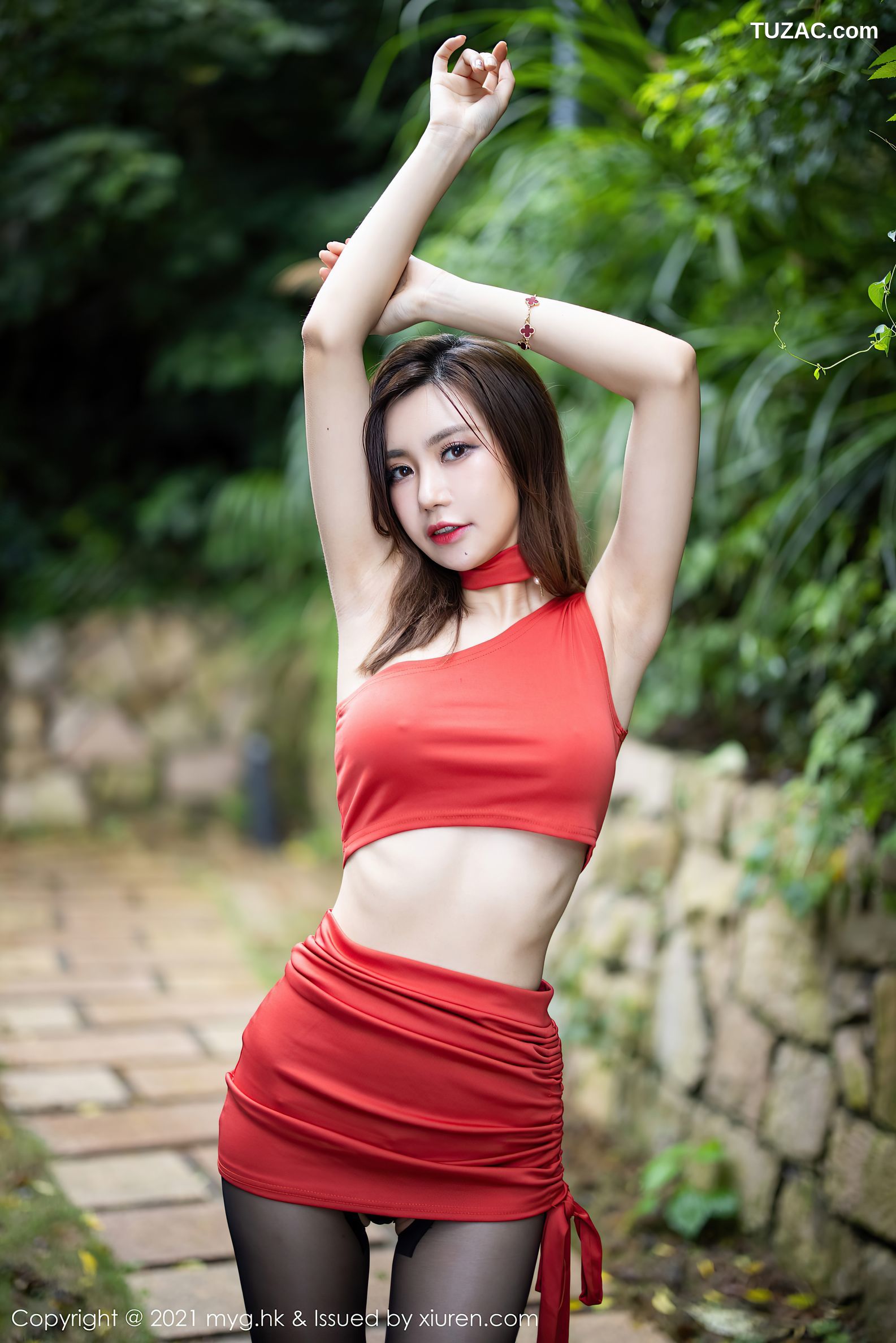 MyGirl美媛馆-585-绮里嘉Ula-杭州旅拍户外鲜艳红裙黑丝-2021.08.31