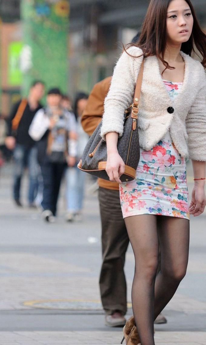 街头偷拍黑丝包臀齐逼小短裙气质美女