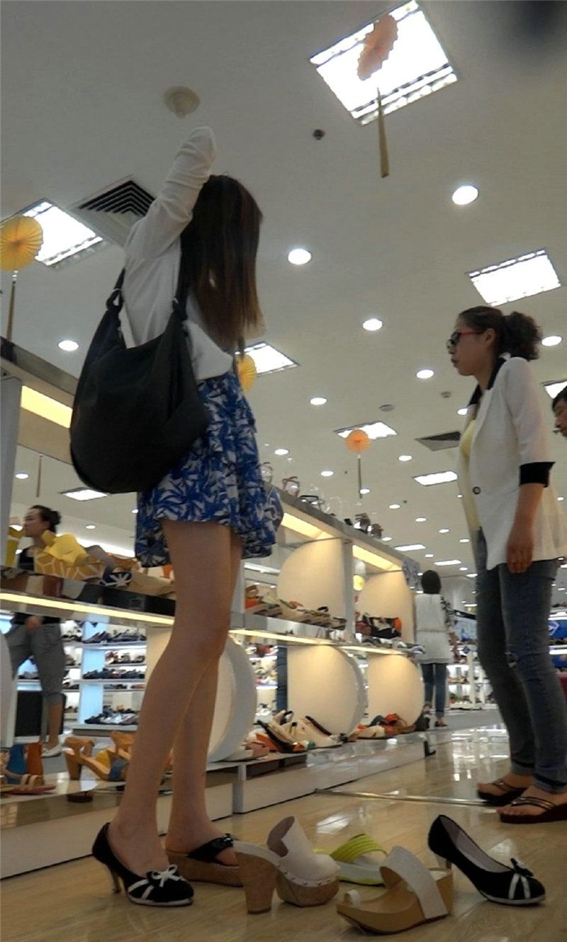 街拍福利 商场里抄底齐比小短裙长腿美女