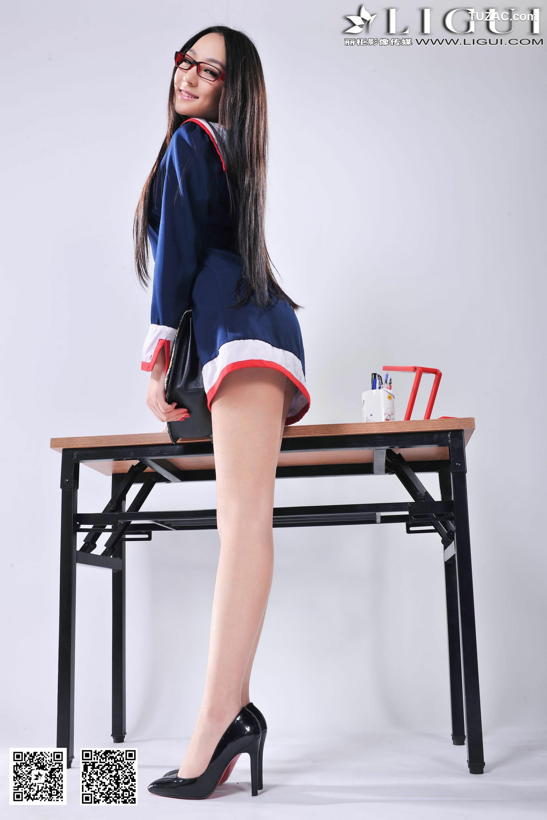 丽柜_ Model Amily《小眼镜学妹丝足》上下全集 美腿玉足写真图片[91P]