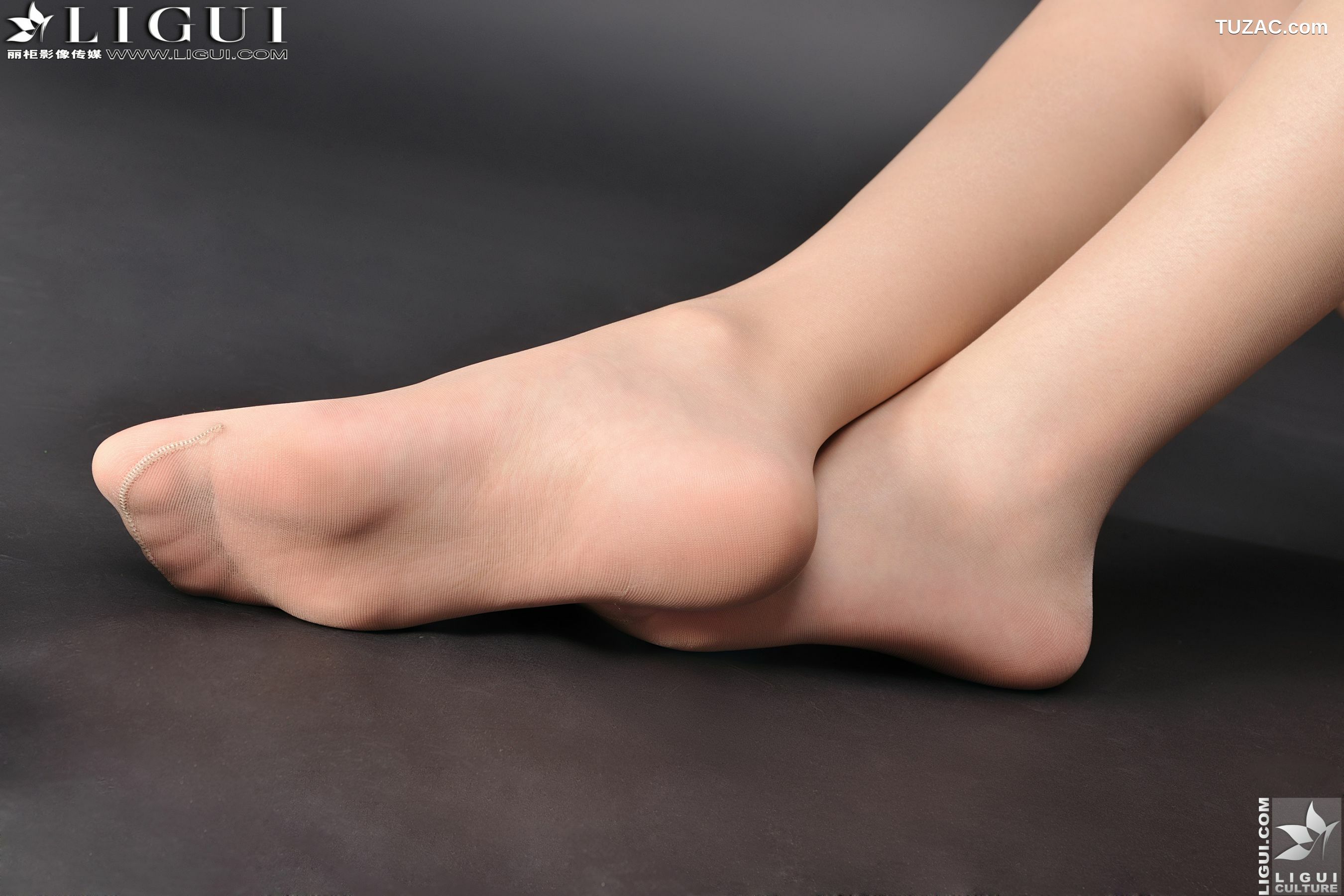丽柜_ Model 文欣《OL职业装》上下全集 美腿玉足写真图片[56P]
