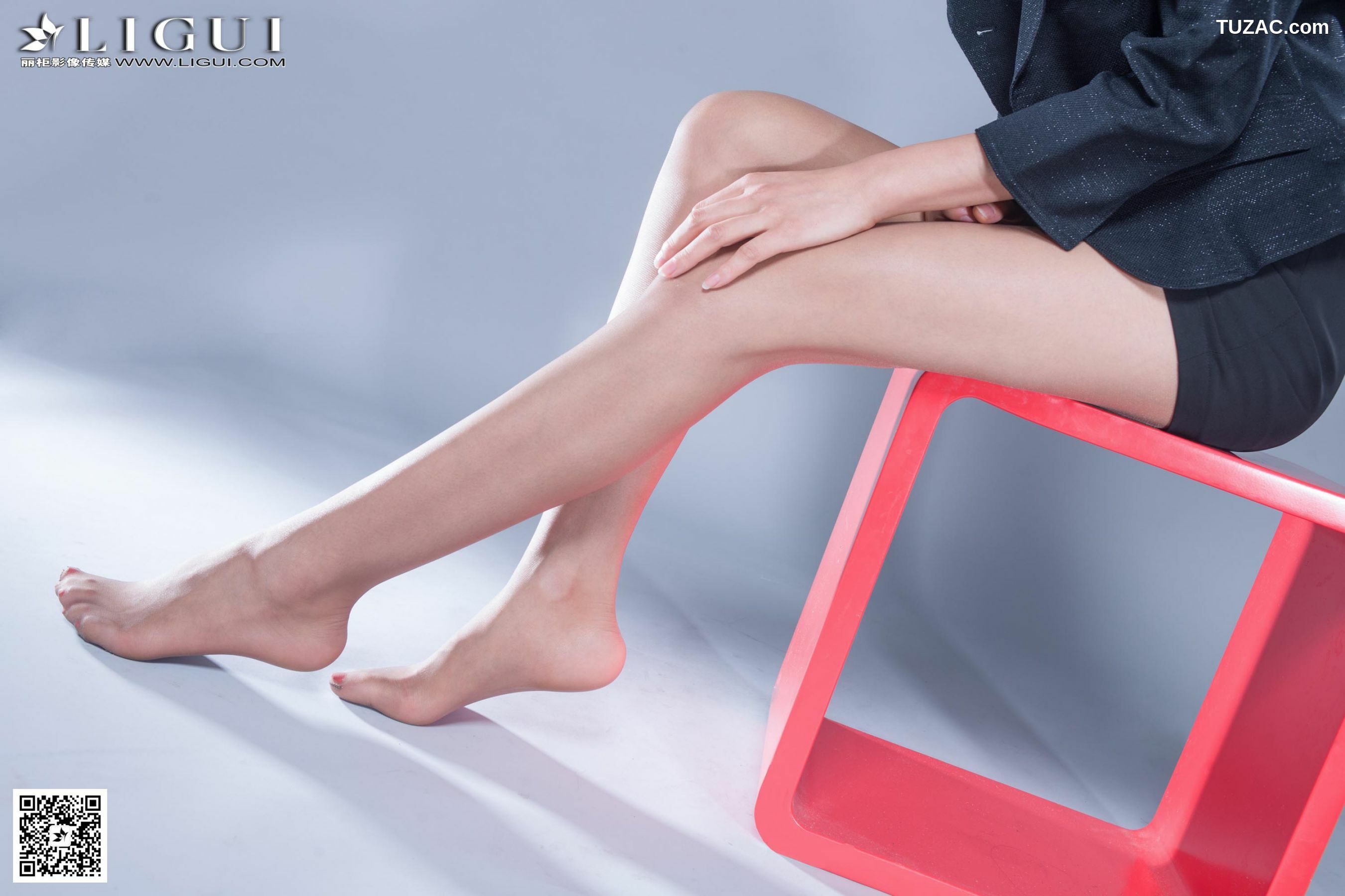 丽柜_ Model 潼潼《棚拍职业装丝足高跟》上下全集 美腿玉足写真图片[63P]