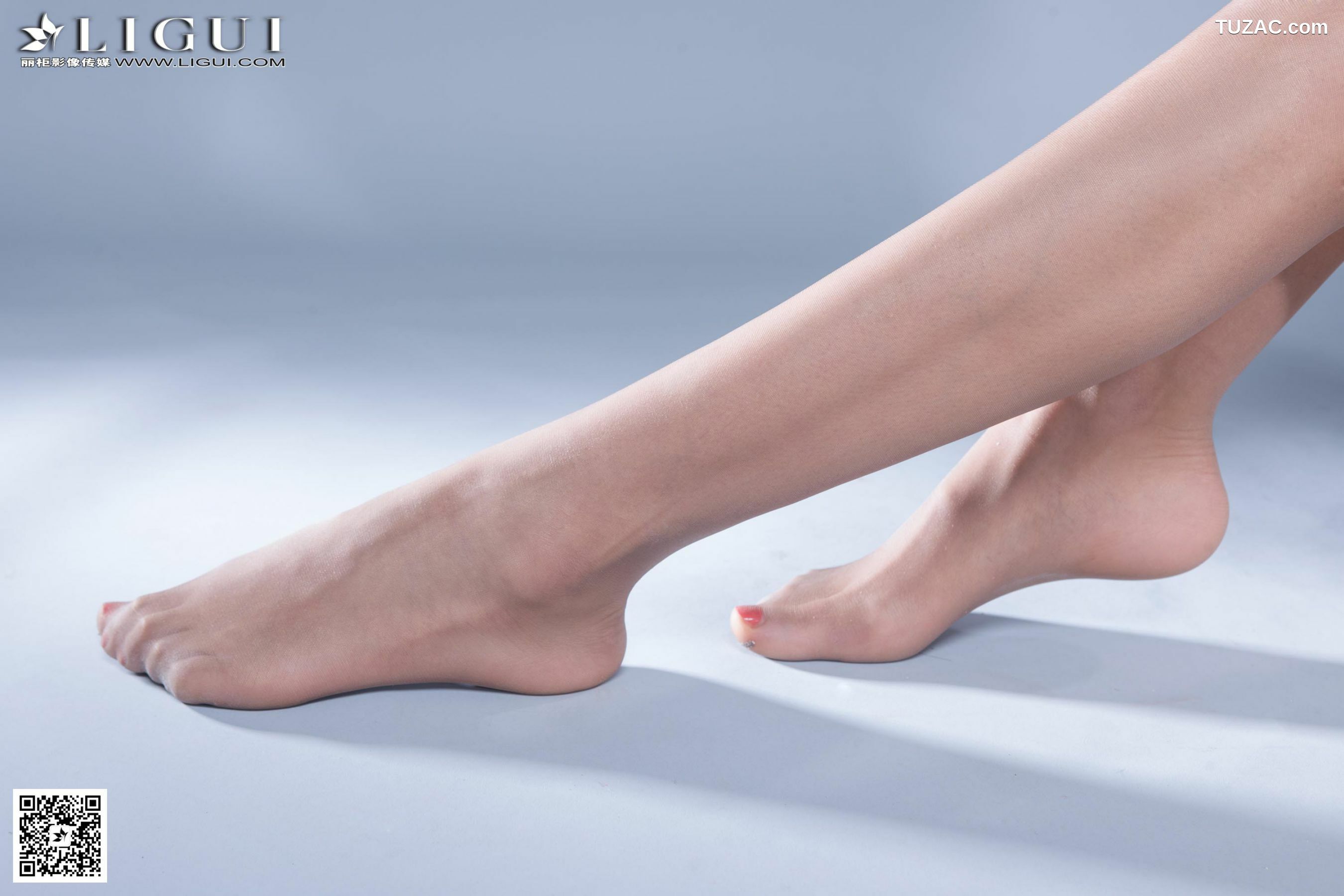 丽柜_ Model 潼潼《棚拍职业装丝足高跟》上下全集 美腿玉足写真图片[63P]