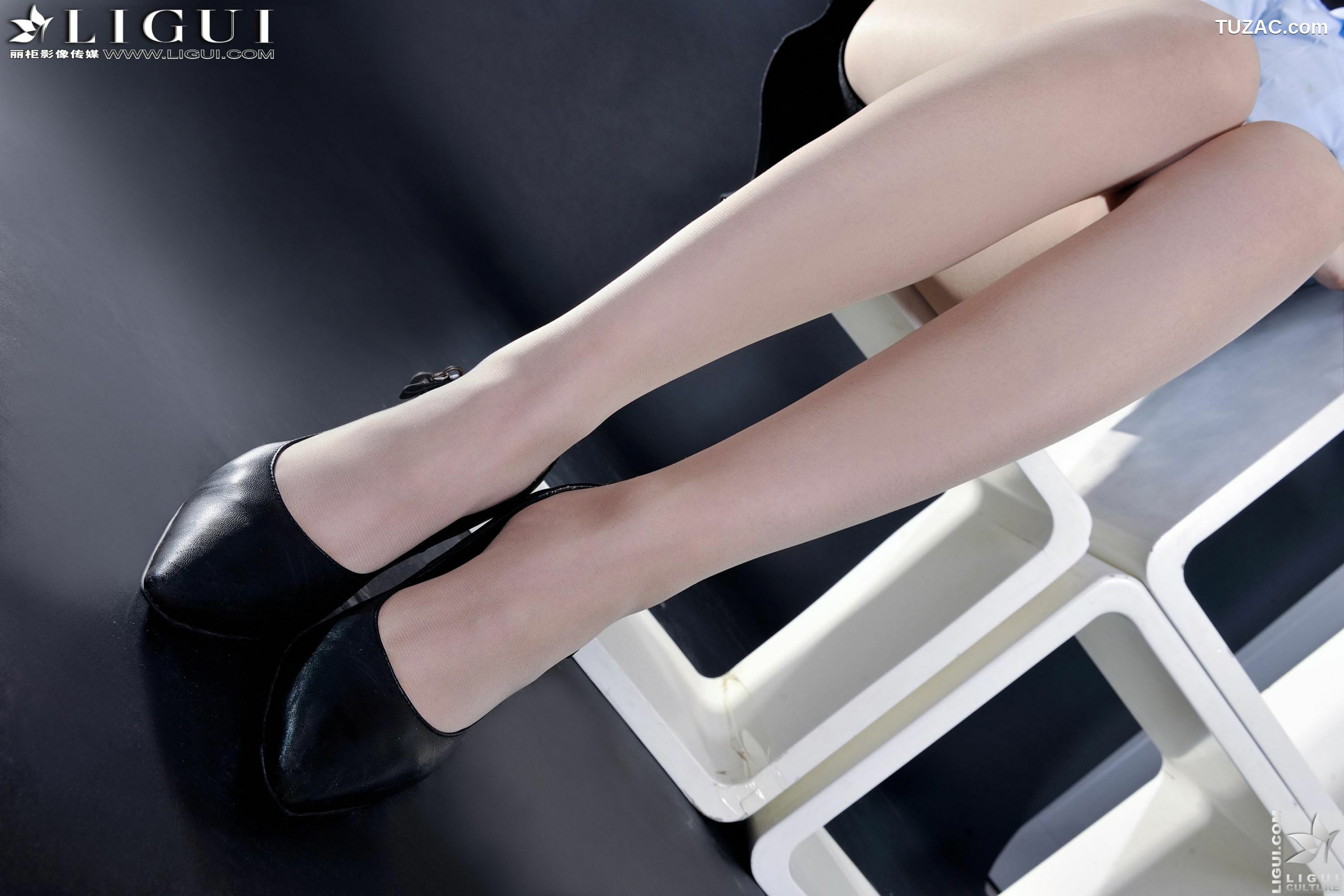 丽柜_Model 凌凌《职业装制服丝足》上下合集  美腿玉足写真图片[87P]