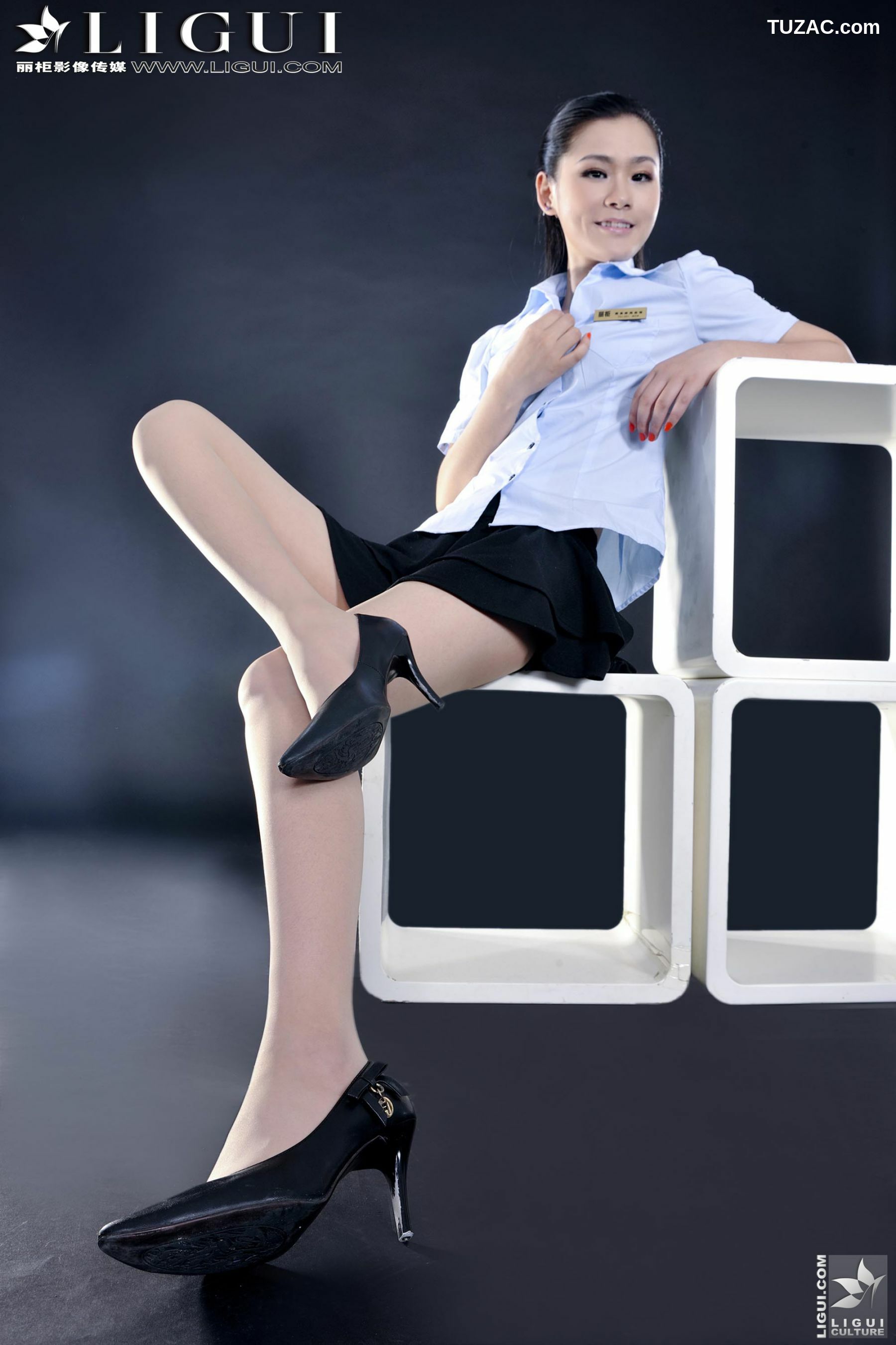丽柜_Model 凌凌《职业装制服丝足》上下合集  美腿玉足写真图片[87P]