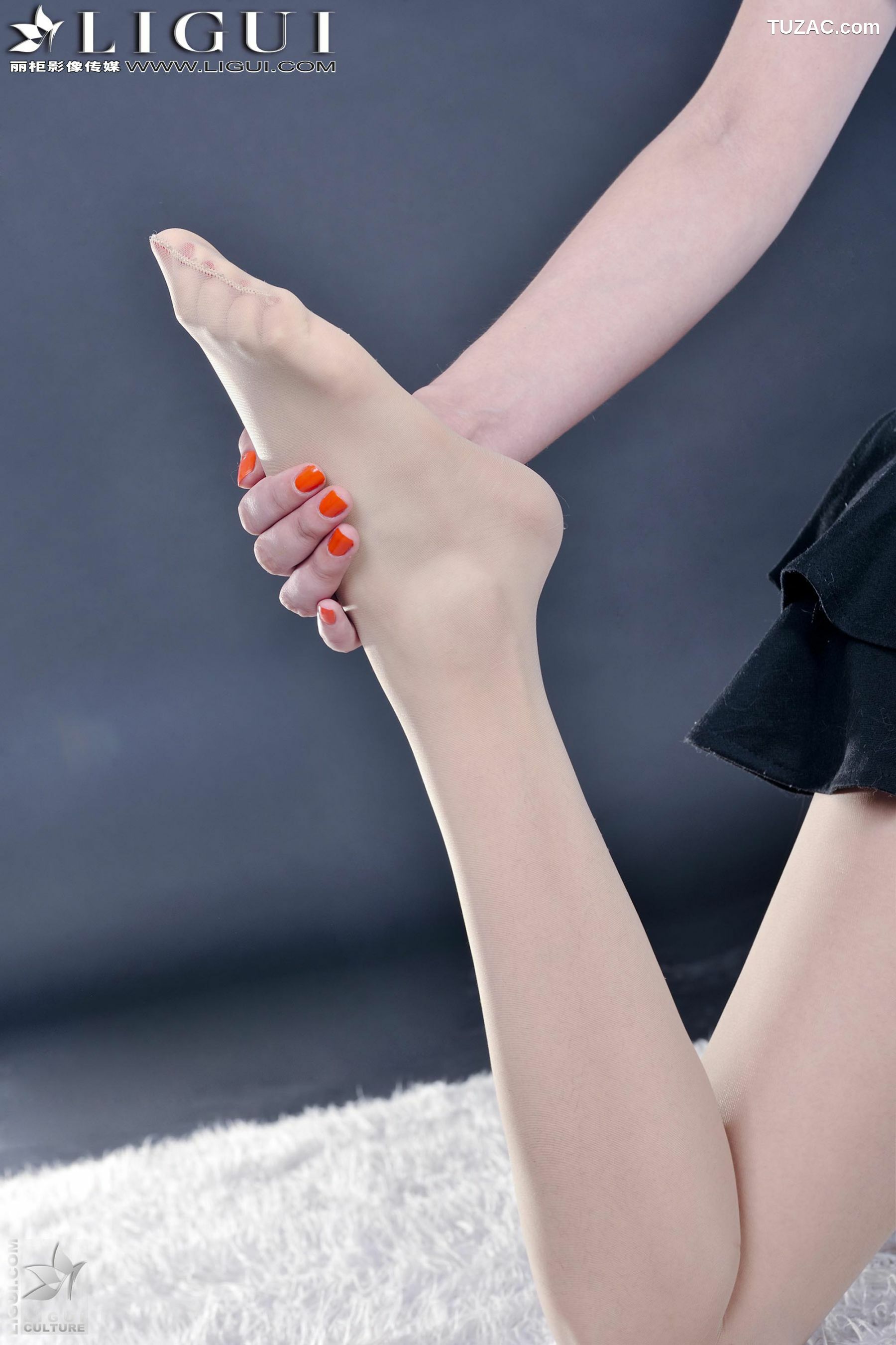 丽柜_Model 凌凌《职业装制服丝足》上下合集  美腿玉足写真图片[87P]