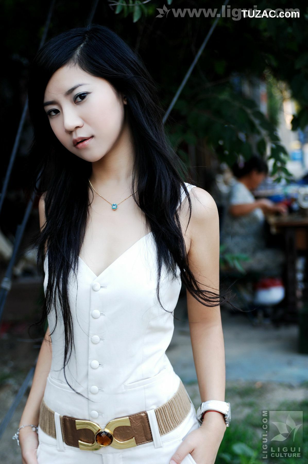 丽柜_Model 卡鲁鲁《时尚美足达人街边秀》 丝足写真图片[34P]