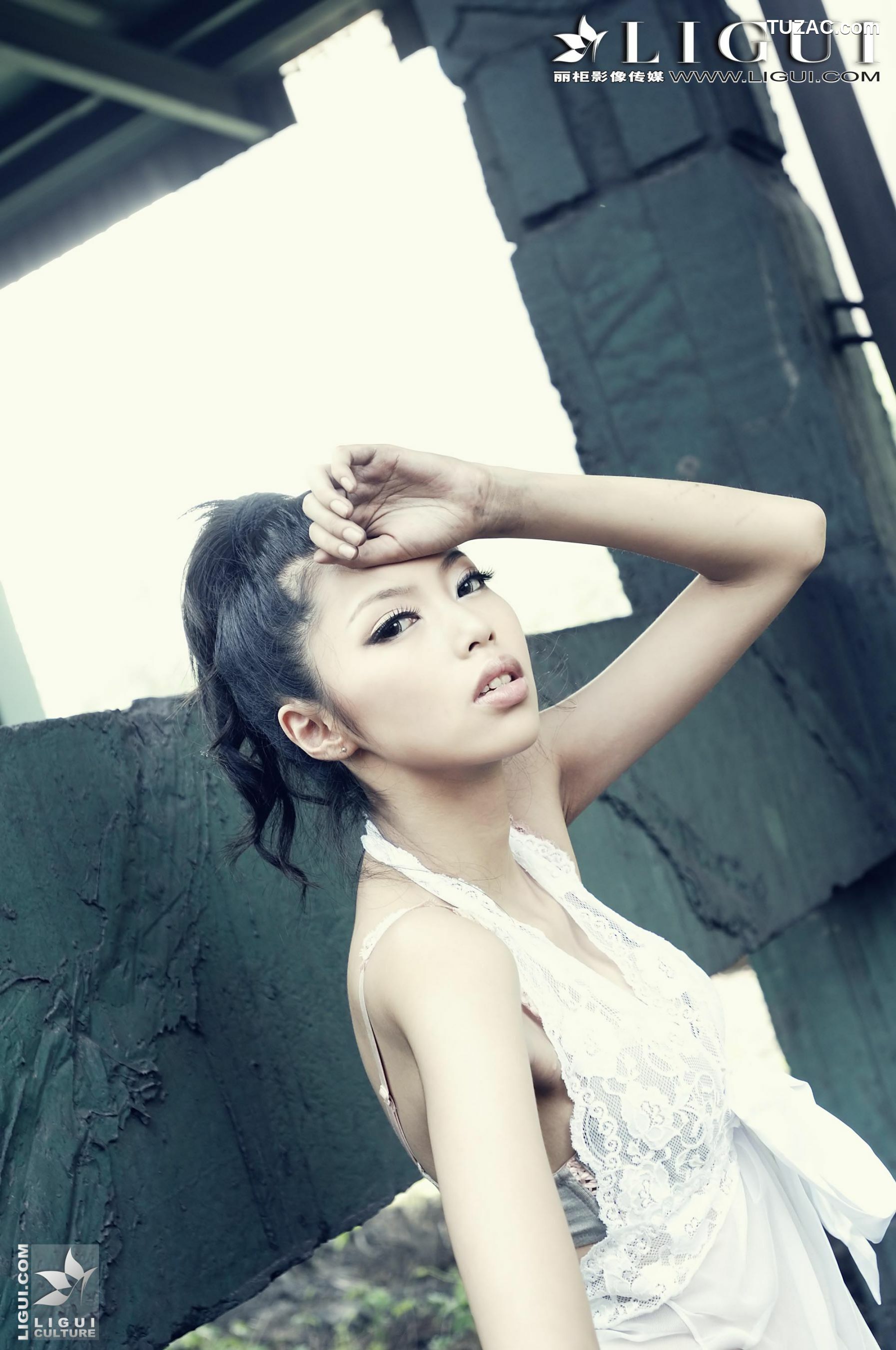丽柜_Model 孟露《黑丝高跟外拍》 美腿玉足写真图片[30P]