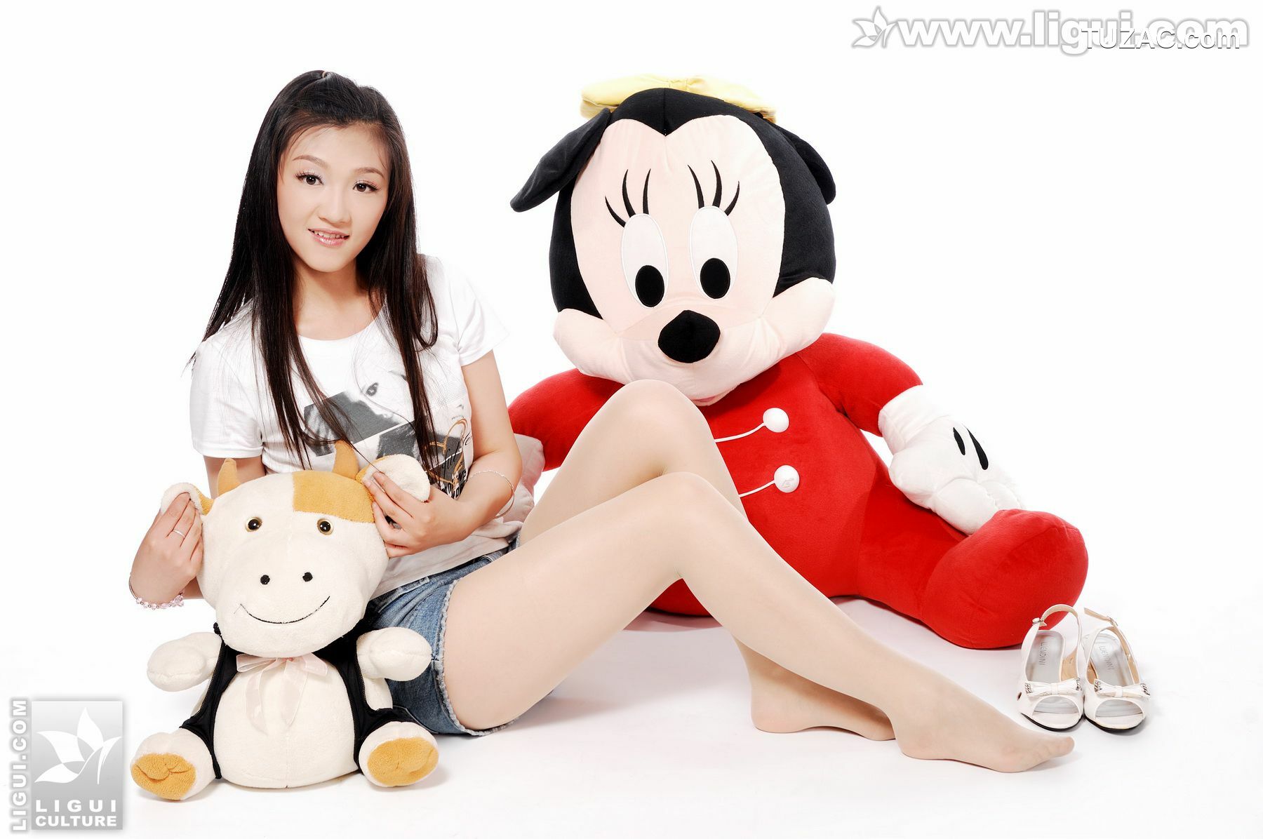 丽柜_Model 小倩《小倩与玩偶之丝袜美足》 美腿玉足写真图片[47P]