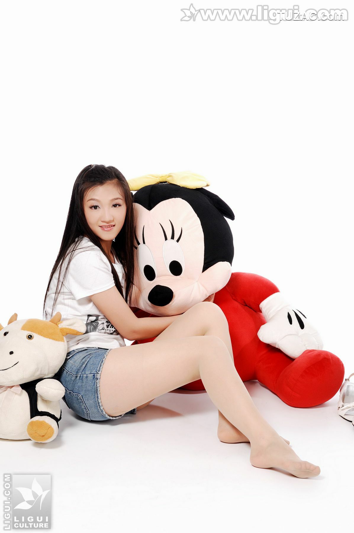 丽柜_Model 小倩《小倩与玩偶之丝袜美足》 美腿玉足写真图片[47P]