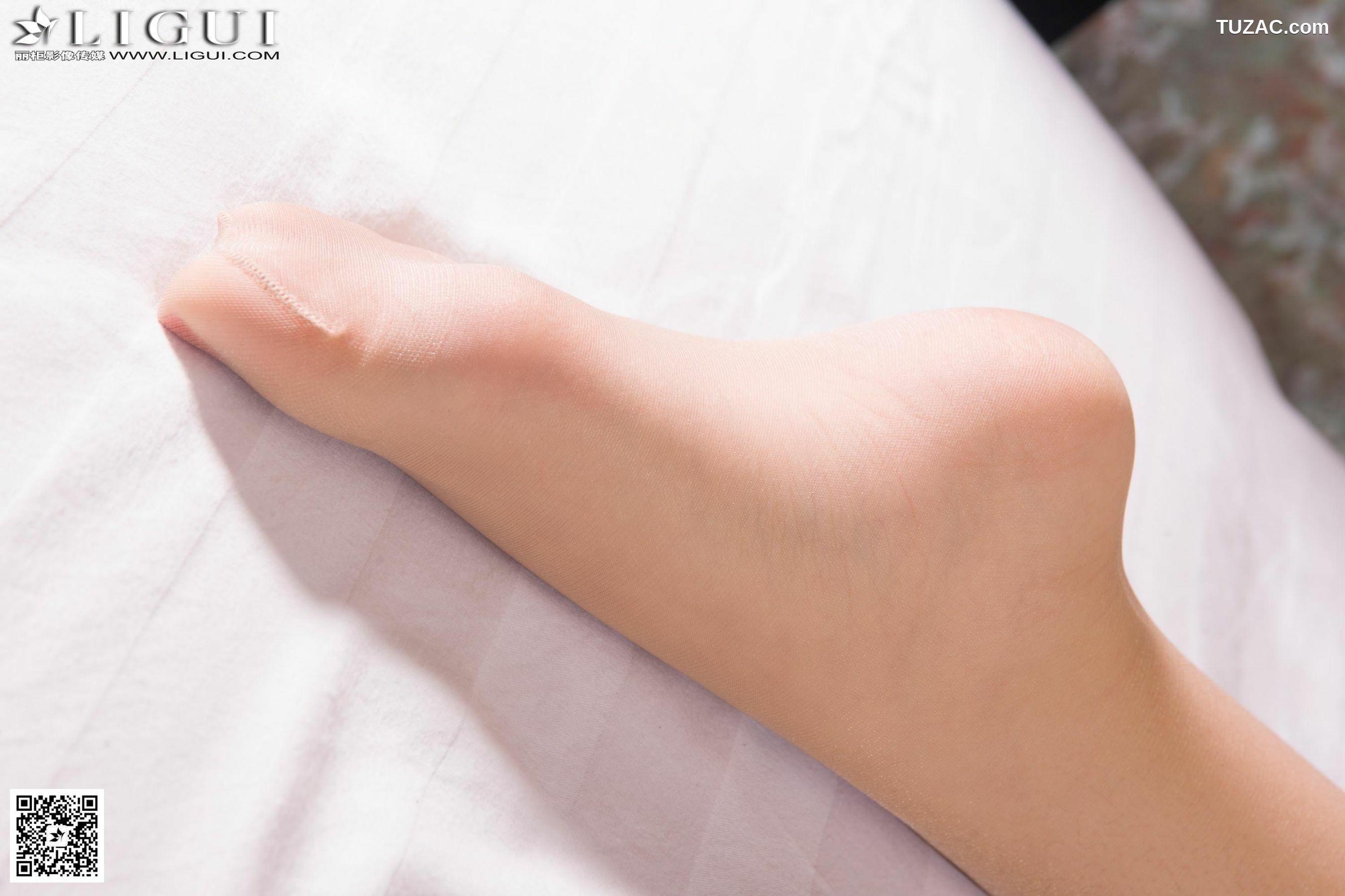 丽柜_Model 小可《蕾丝睡衣美人》上下全集 美腿玉足写真图片[64P]