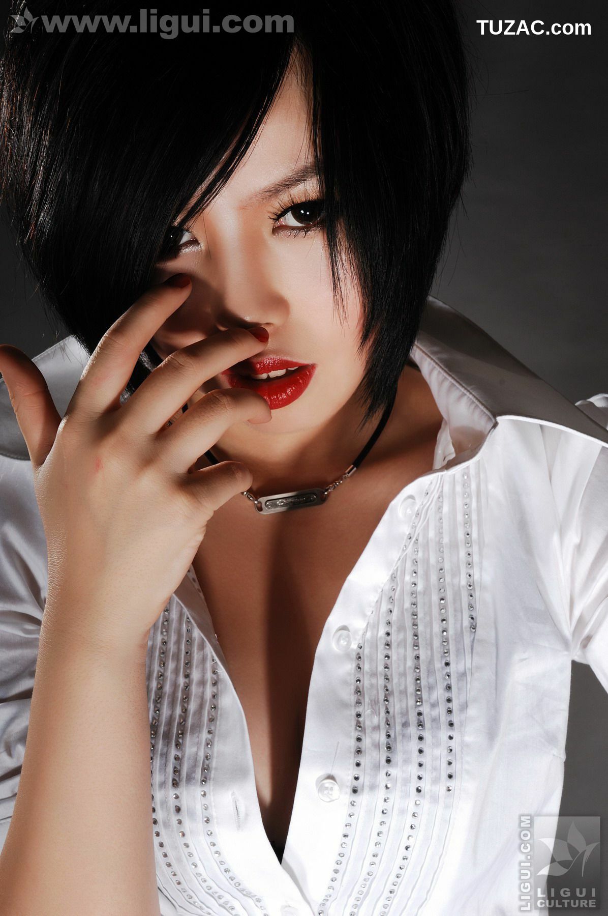 丽柜_Model 慕子《奢华的气质，唯美的视觉》 美腿玉足写真图片[28P]