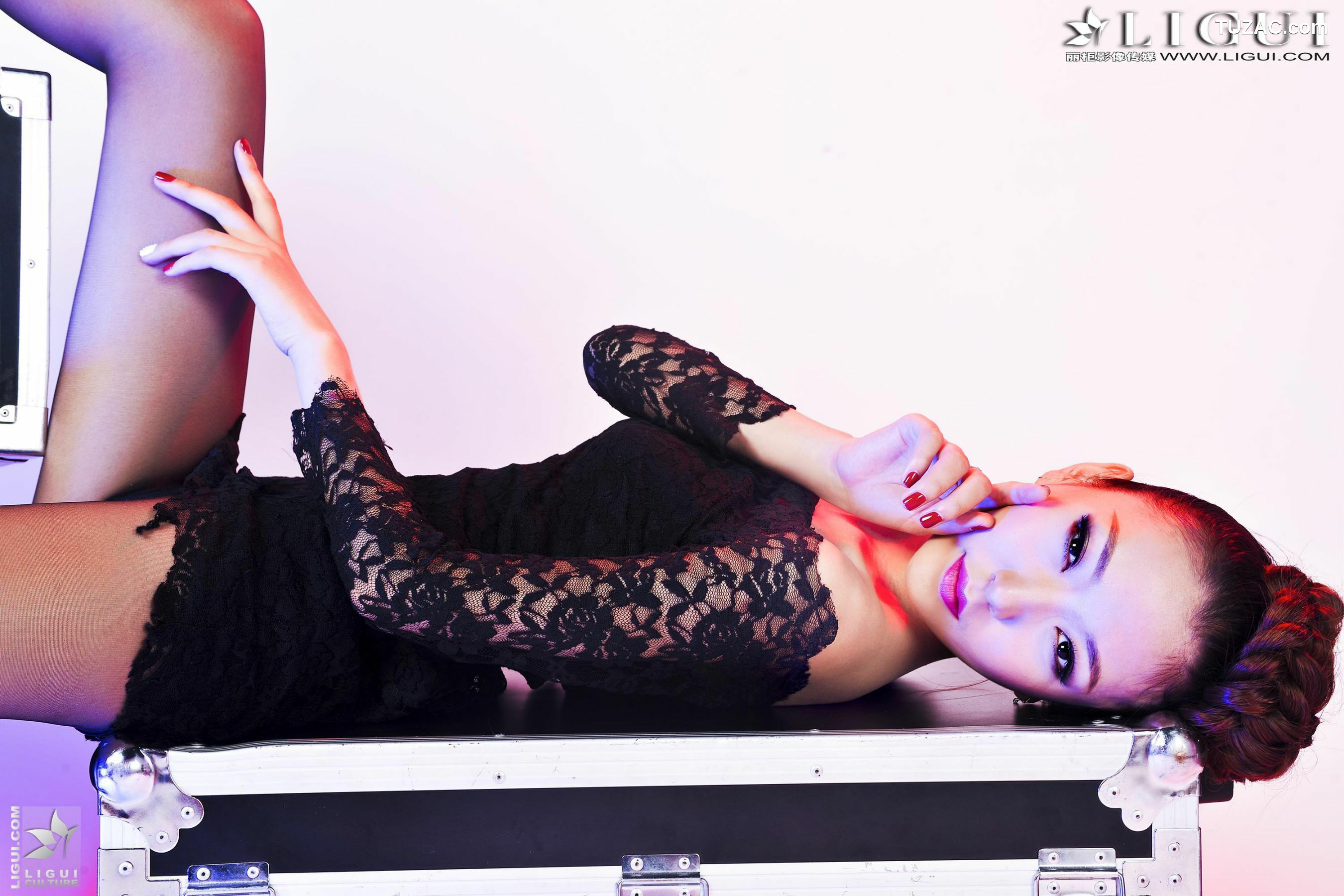 丽柜_Model 文欣《时尚黑色蕾丝女郎》上下全集 美腿玉足写真图片[80P]