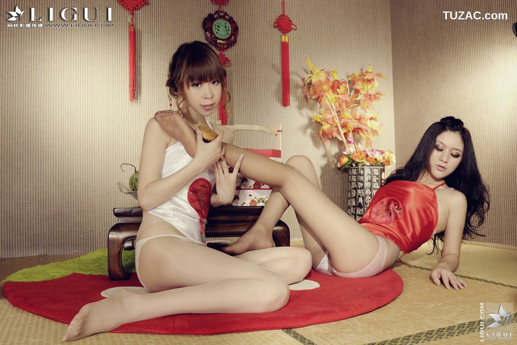 丽柜_Model 英子、Vicky《中秋月儿圆》 上下合集 美腿玉足写真图片[55P]