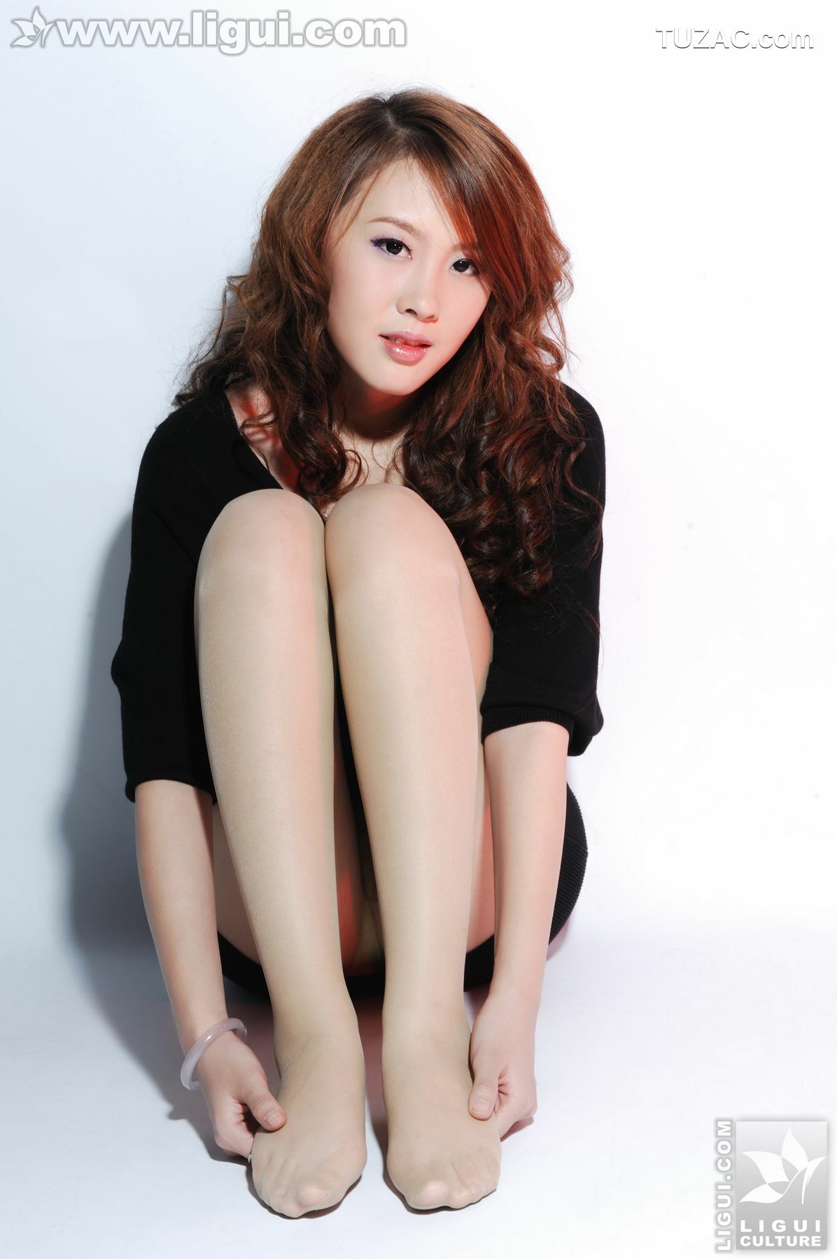 丽柜_Model 菲菲《高贵气质的高跟女郎》 美腿玉足写真图片[32P]
