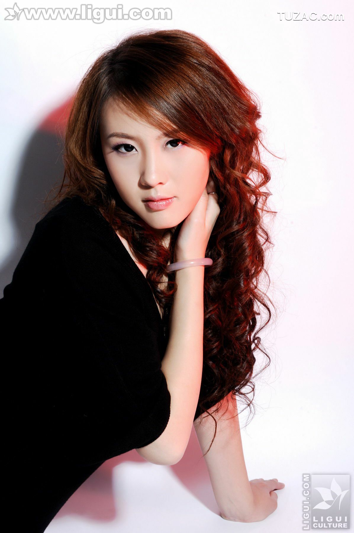 丽柜_Model 菲菲《高贵气质的高跟女郎》 美腿玉足写真图片[32P]