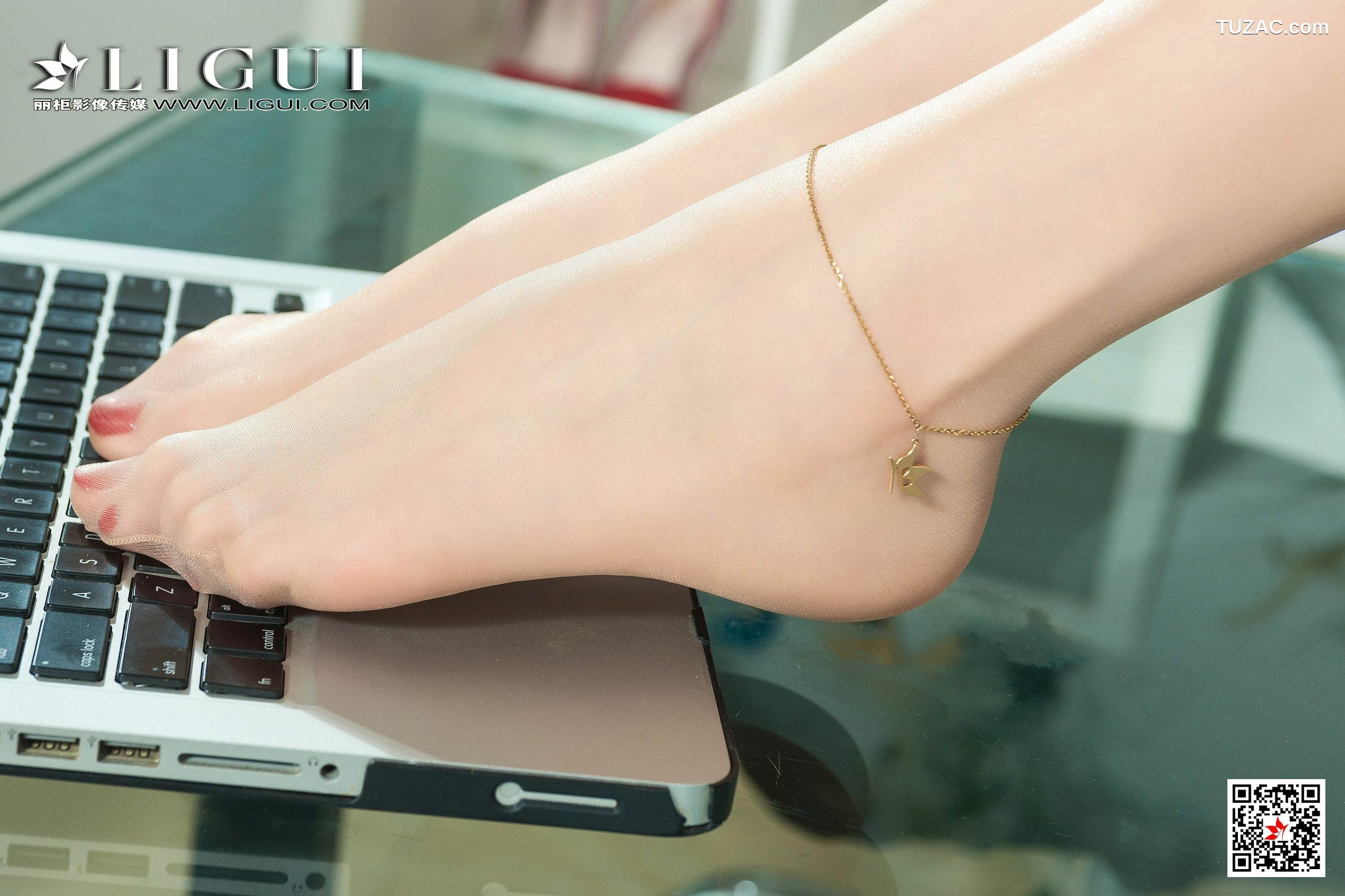 丽柜_腿模甜甜《办公室美脚丝足》 写真集[71P]