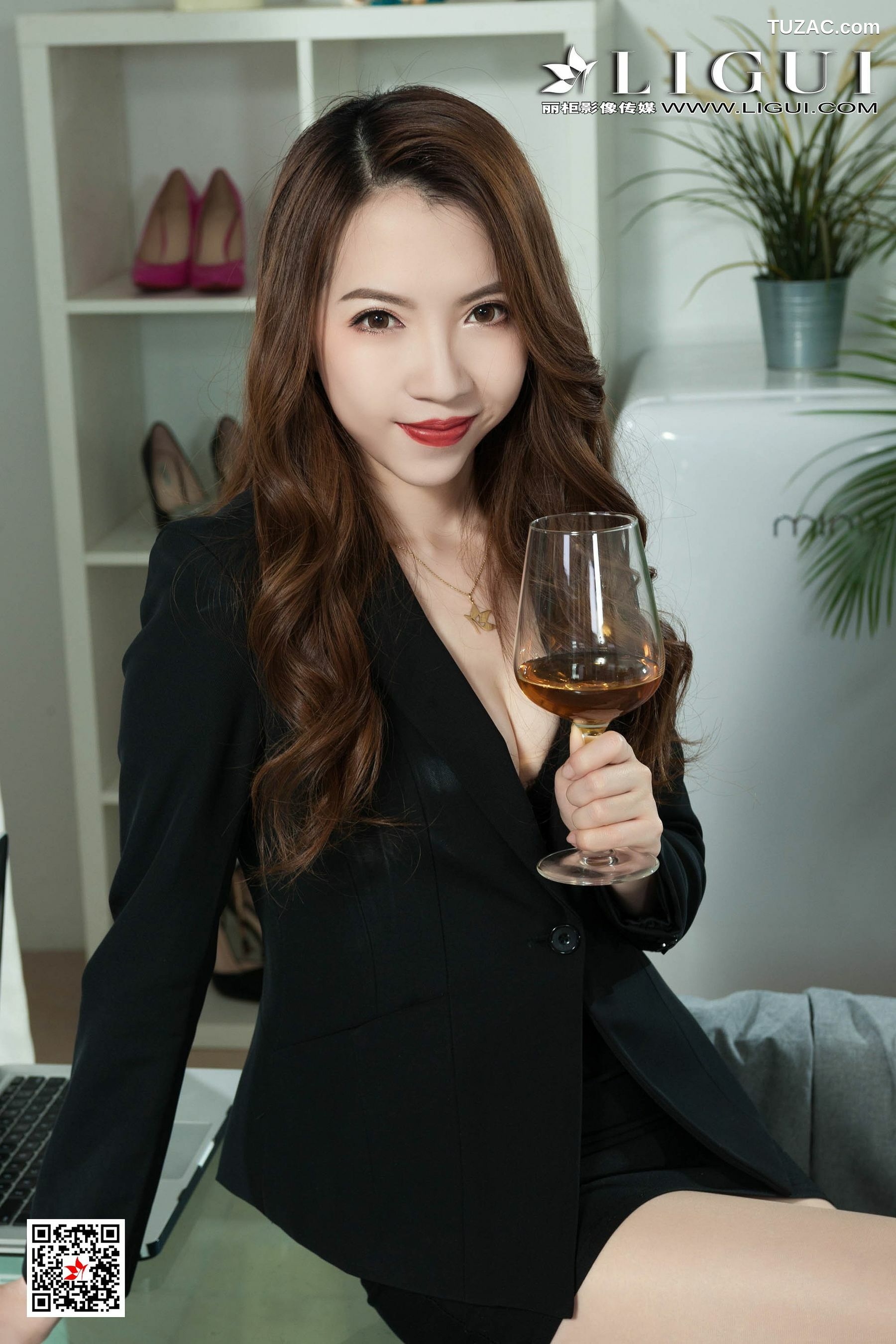 丽柜_高熊《长腿OL肉丝袜丝足美脚》 写真集[61P]