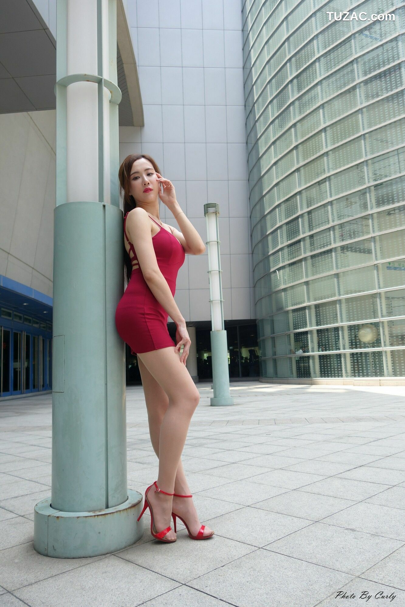 台湾正妹_ Dora妍希《高雄巨蛋~吊带包臀红裙》 写真集[86P]