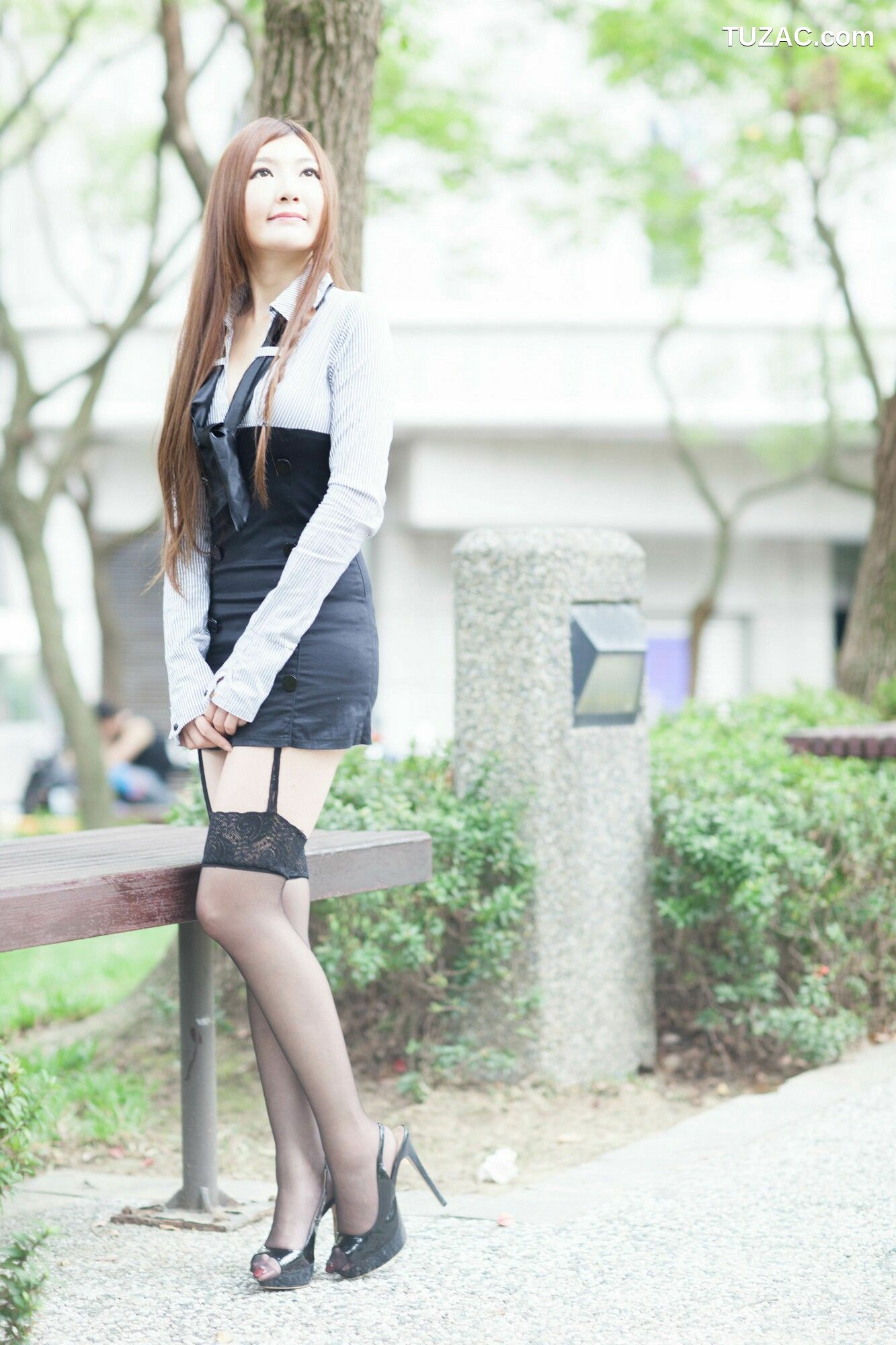 台湾正妹_ Michelle小羽/谢馥羽《信義區 短裙黑丝街拍》 写真集[50P]