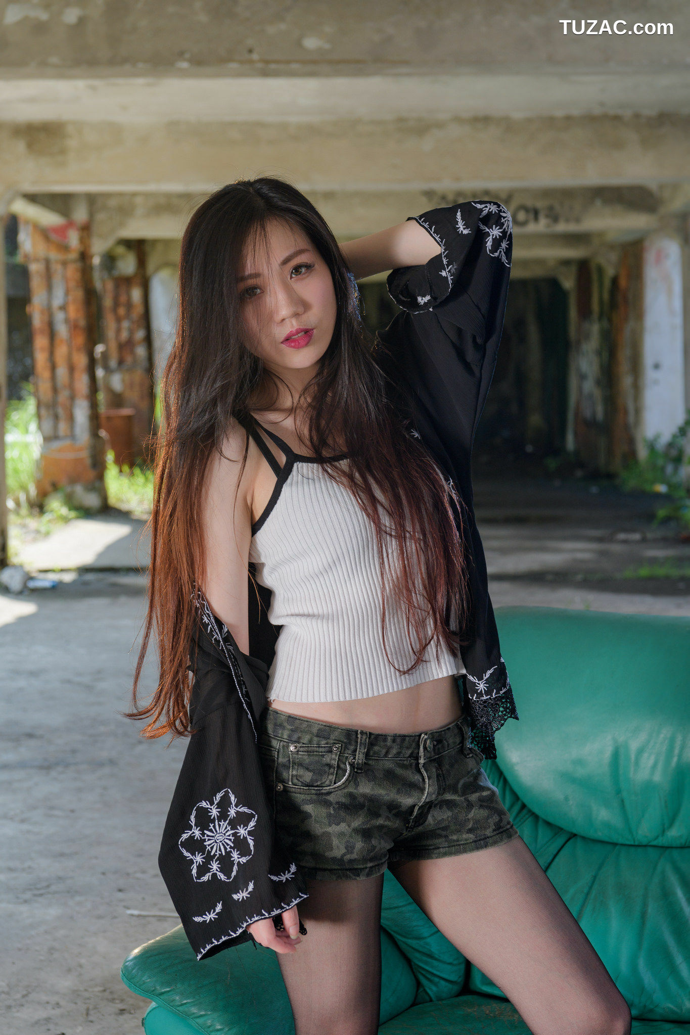 台湾正妹_ coco 阳光下的热裤黑丝 写真集[56P]